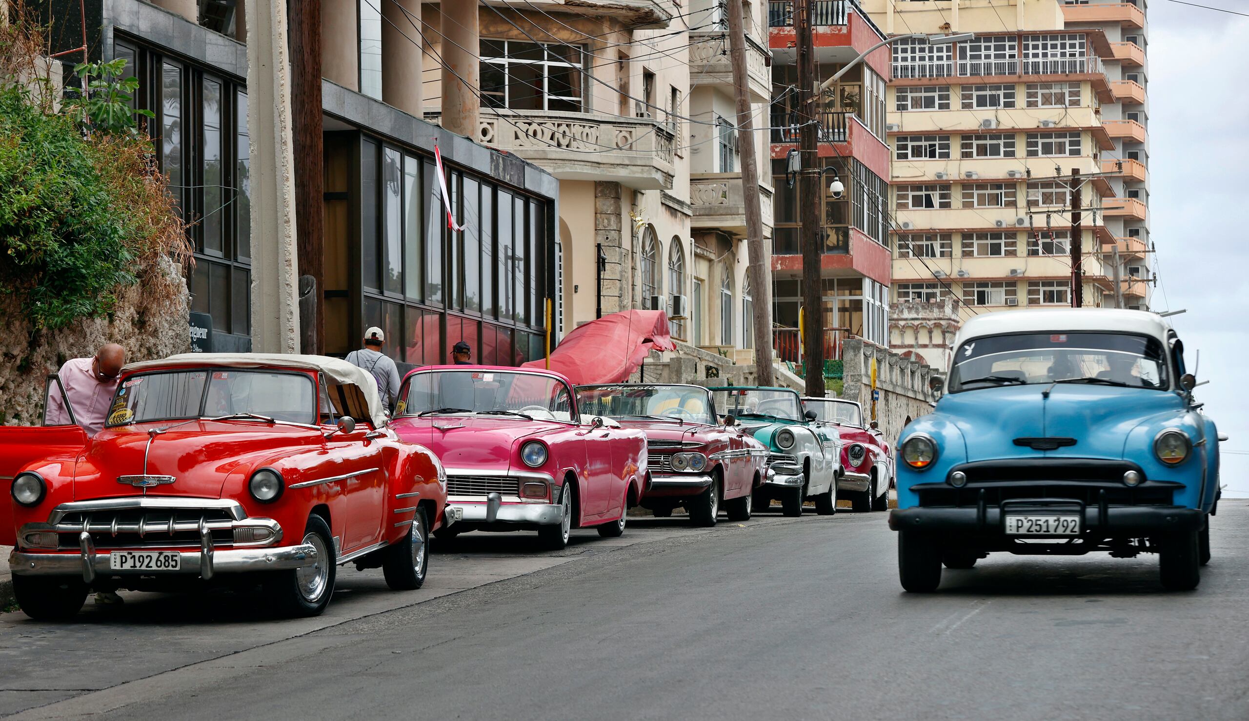 Fotografía del 12 de diciembre de 2024 de autos clásicos de la década de los 50 y de fabricación en los Estados Unidos sobre una avenida, en La Habana (Cuba). EFE/ Ernesto Mastrascusa