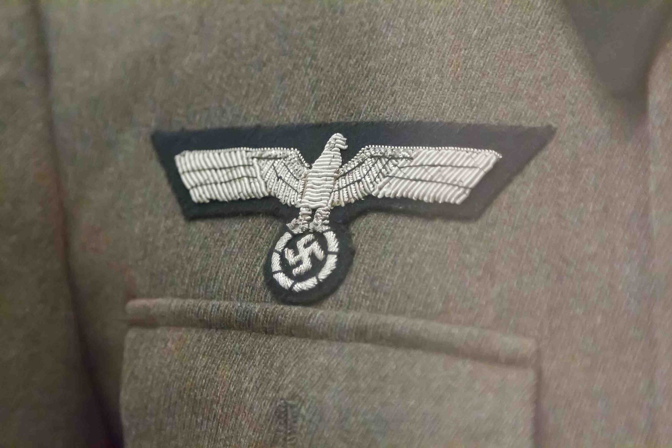 En la fotografía publicada por el Ejército alemán se podía apreciar objetos distintivos nazis en la prenda. (Shutterstock)