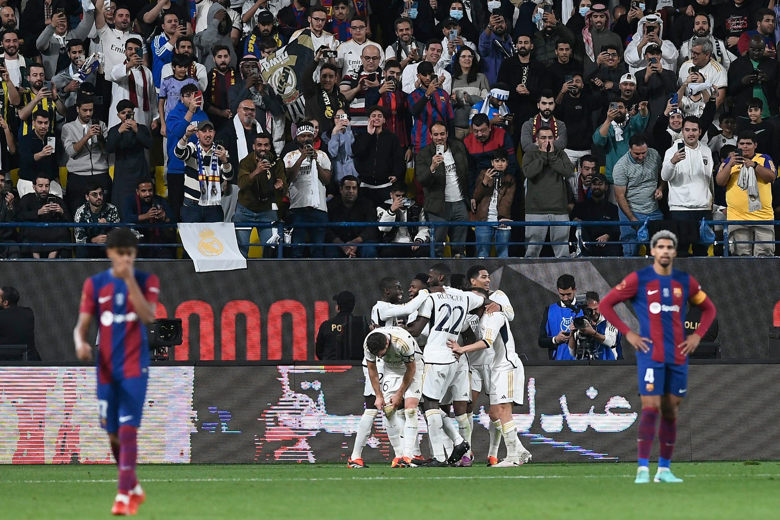 Los jugadores del Real Madrid celebran tras marcar un gol ante el Barcelona en la final de la Supercopa de España, el domingo 14 de enero de 2023, en Riad, Arabia Saudí.