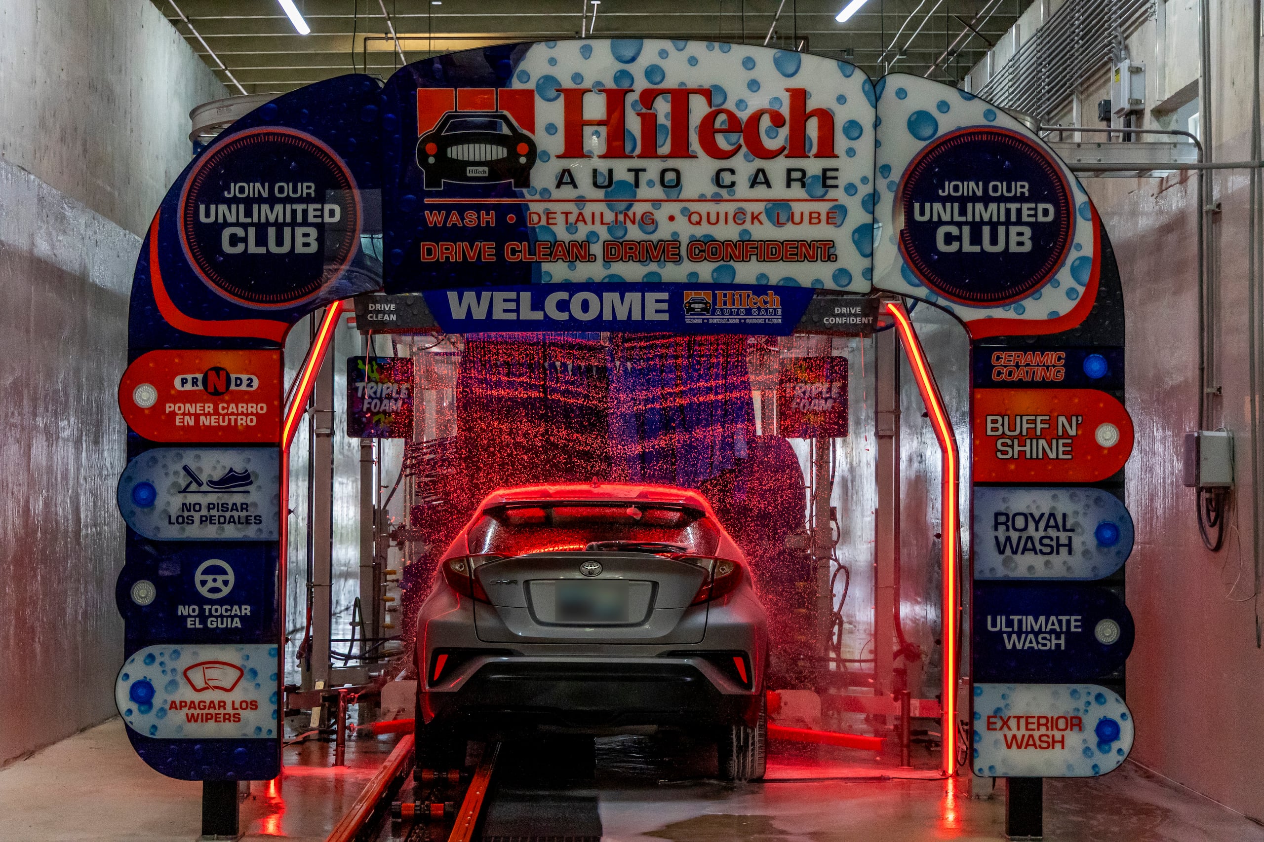 El túnel de lavado tiene 120 pies de largo y es capaz de atender 1,000 vehículos diarios.