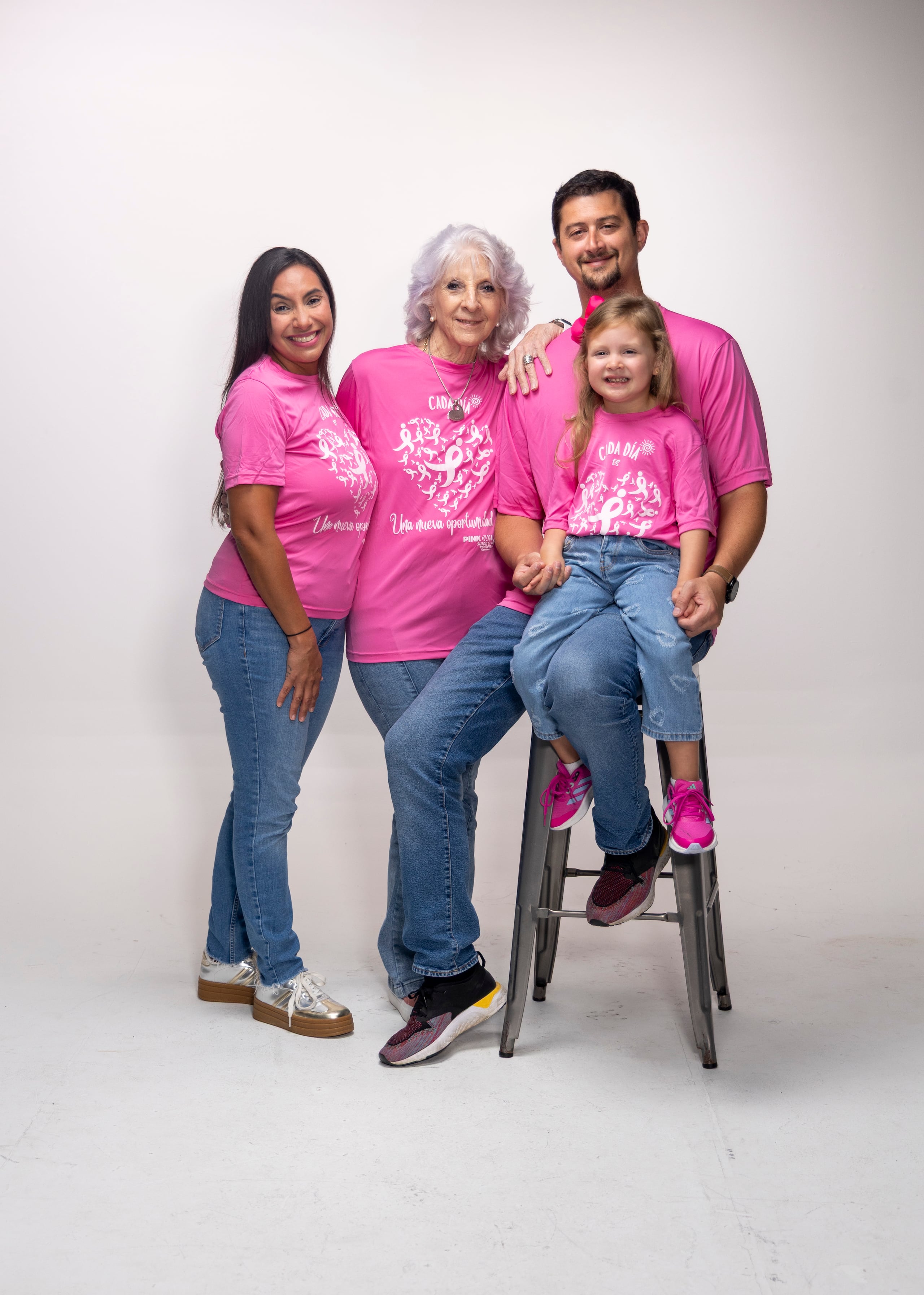 De izquierda a derecha: Rosin Blay, Marisa Santos, Luis Rafael Estades y Alina Valentina Estades Blay, con la camisa conmemorativa del Pink Day.