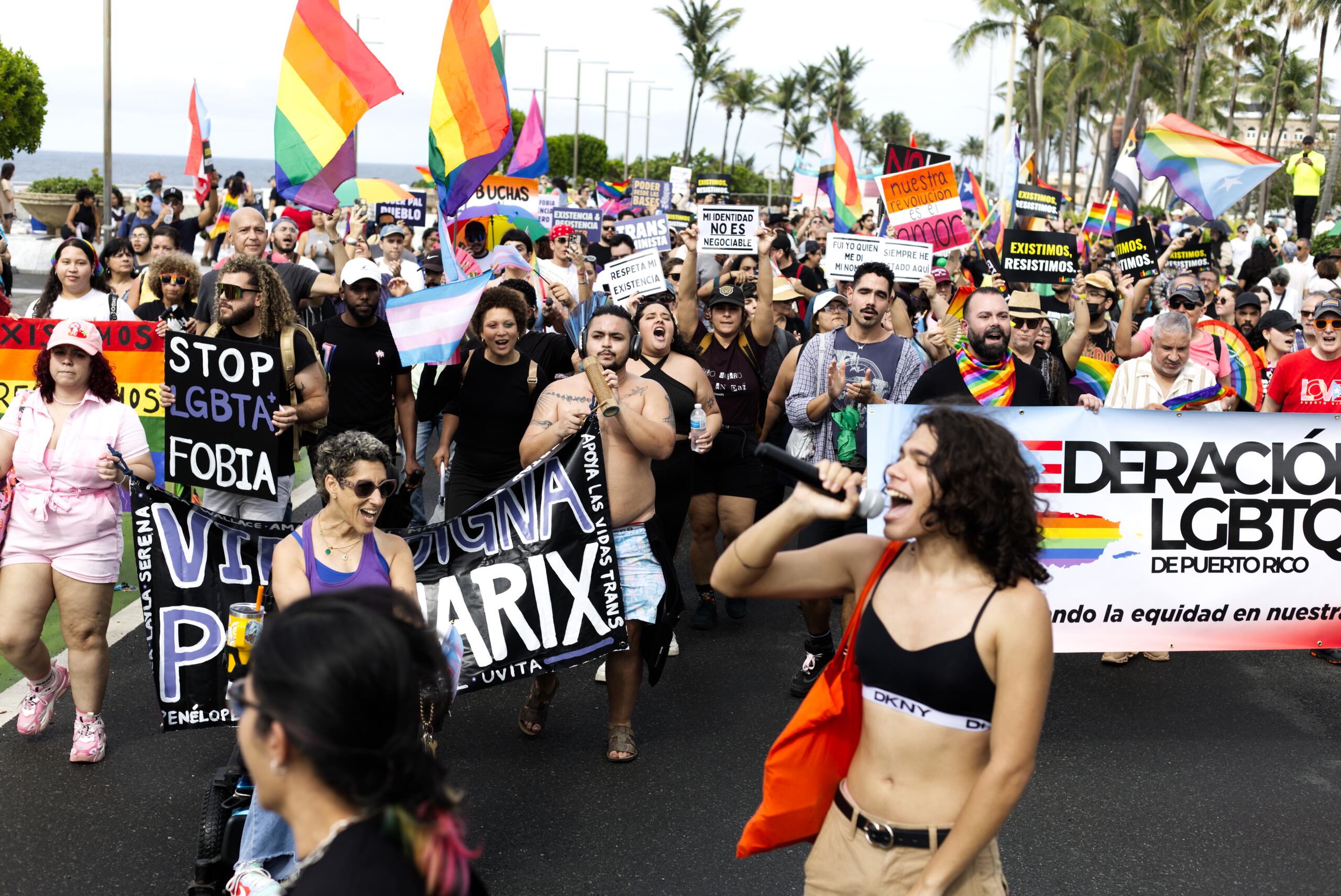 Varias personas participan en una marcha por el Día contra la Homofobia, la Bifobia y la Transfobia este sábado. (EFE/ Thais Llorca)