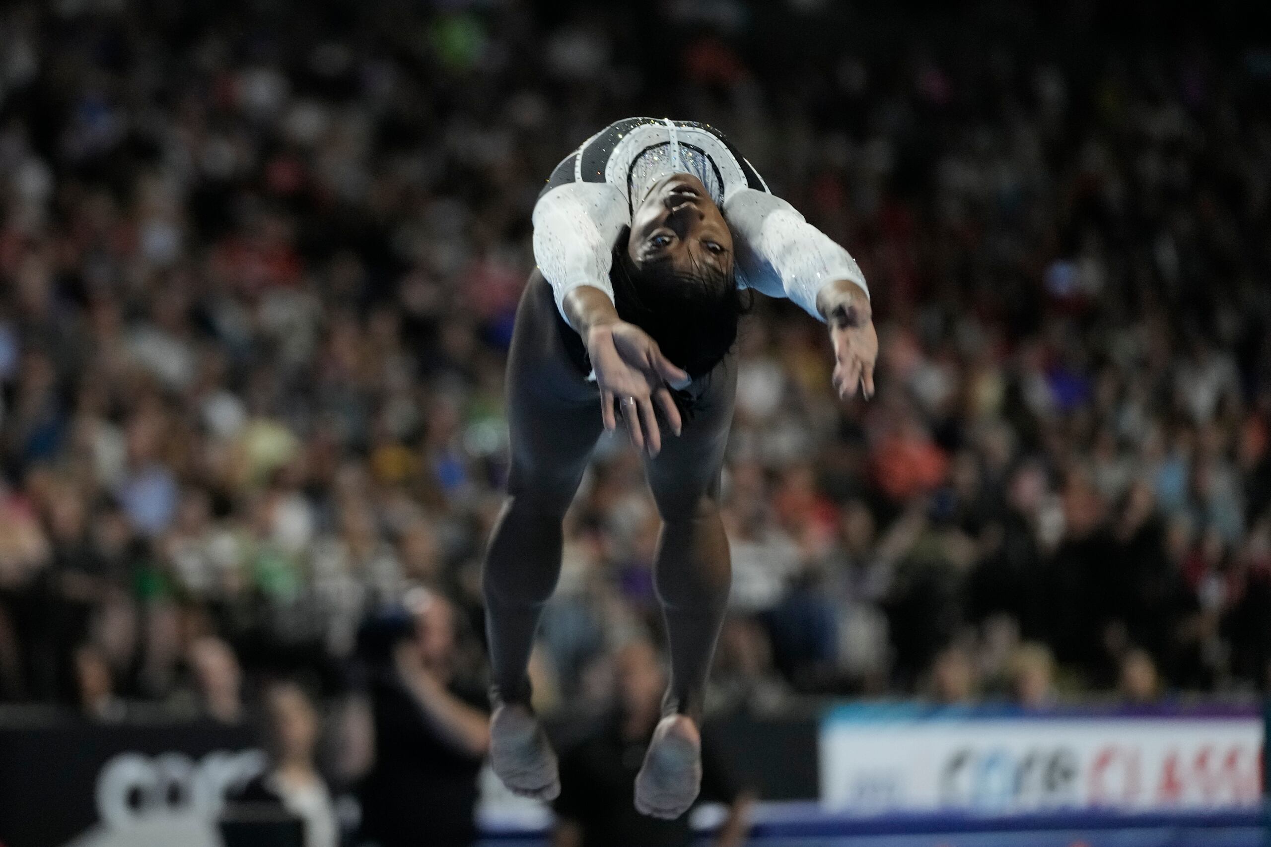 Simone Biles realiza su rutina de piso en la competición U.S. Classic, el sábado 5 de agosto de 2023, en Hoffman Estates, Illinois (AP Foto/Morry Gash)