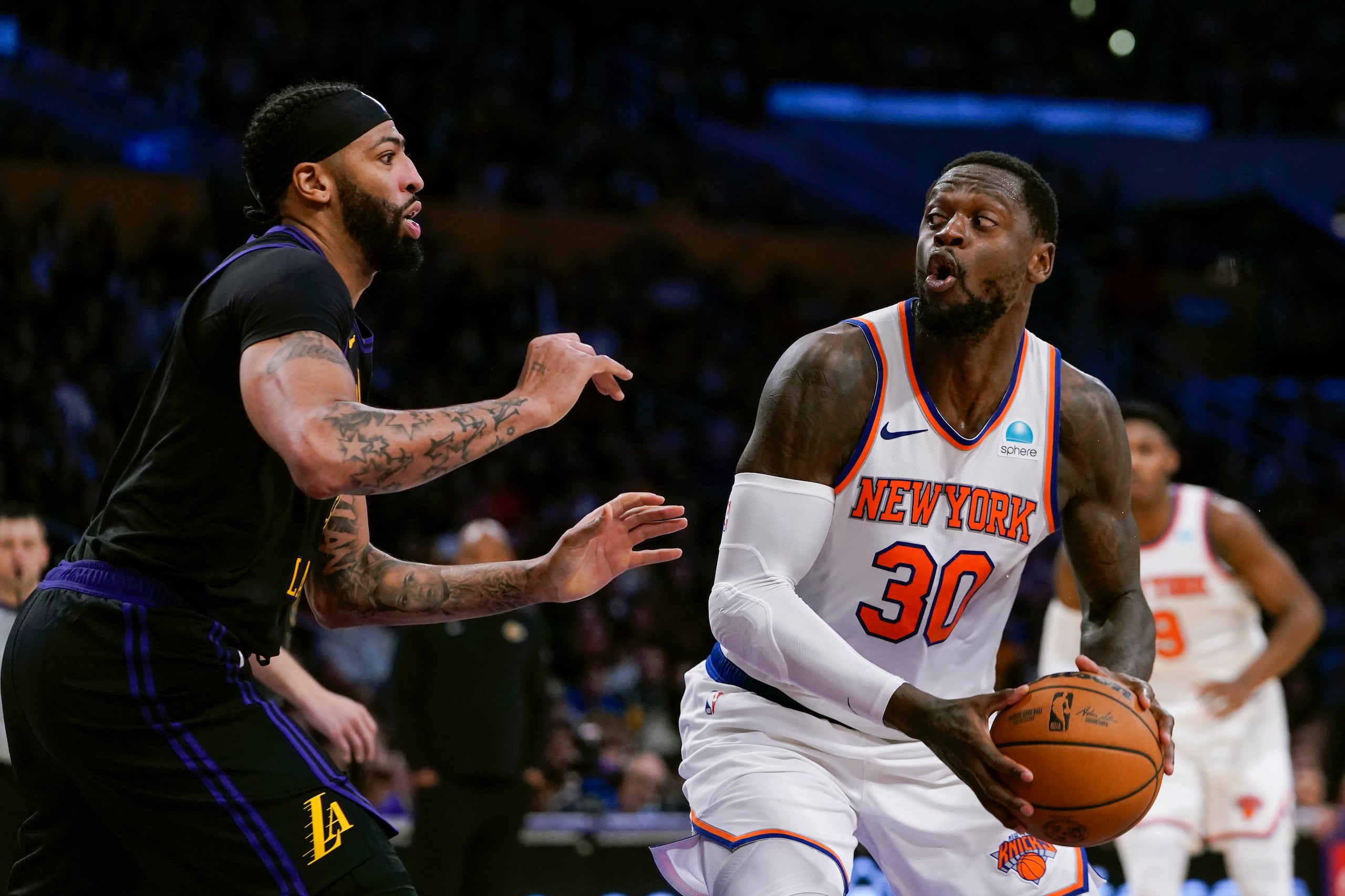 Julius Randle, alero de los Knicks de Nueva York, dribla a Anthony Davis, de los Lakers de Los Ángeles, en el encuentro del lunes 18 de diciembre de 2023.
