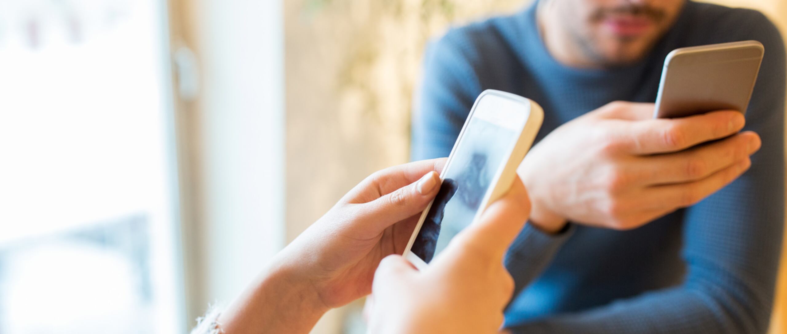 El uso desmesurado de aparatos electrónicos contribuye al aislamiento de los miembros de la familia. (Shutterstock)
