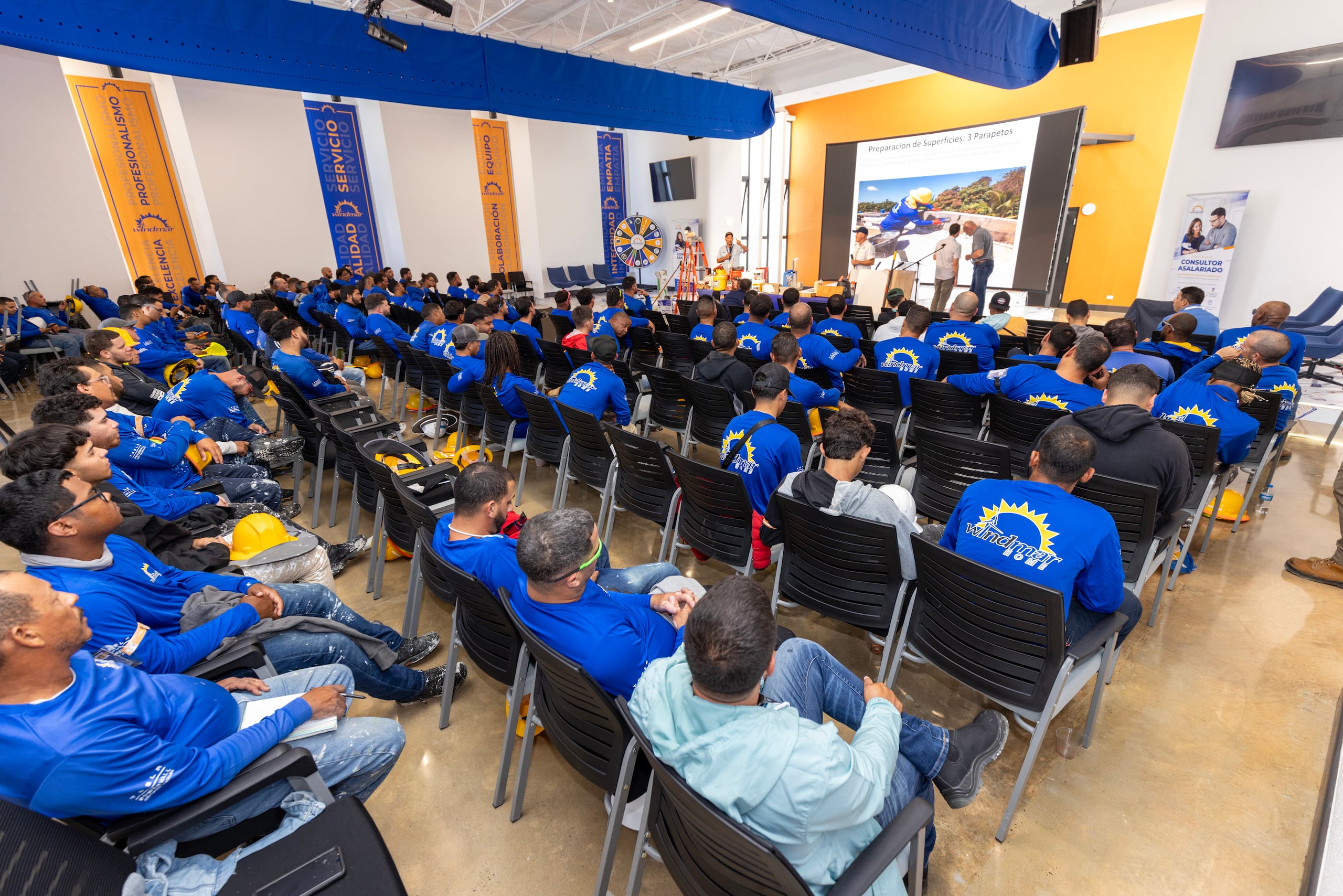 Empleados en el WindMar Training Center.