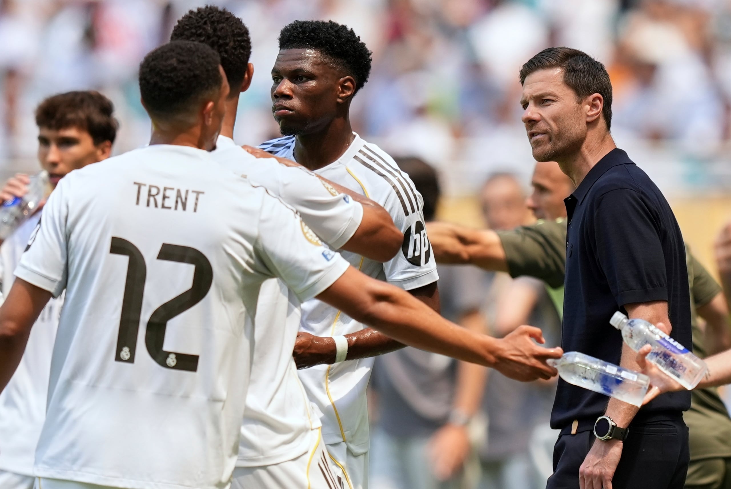 Xabi Alonso, a la derecha, imparte instrucciones en su primer juego como técnico del Real Madrid.