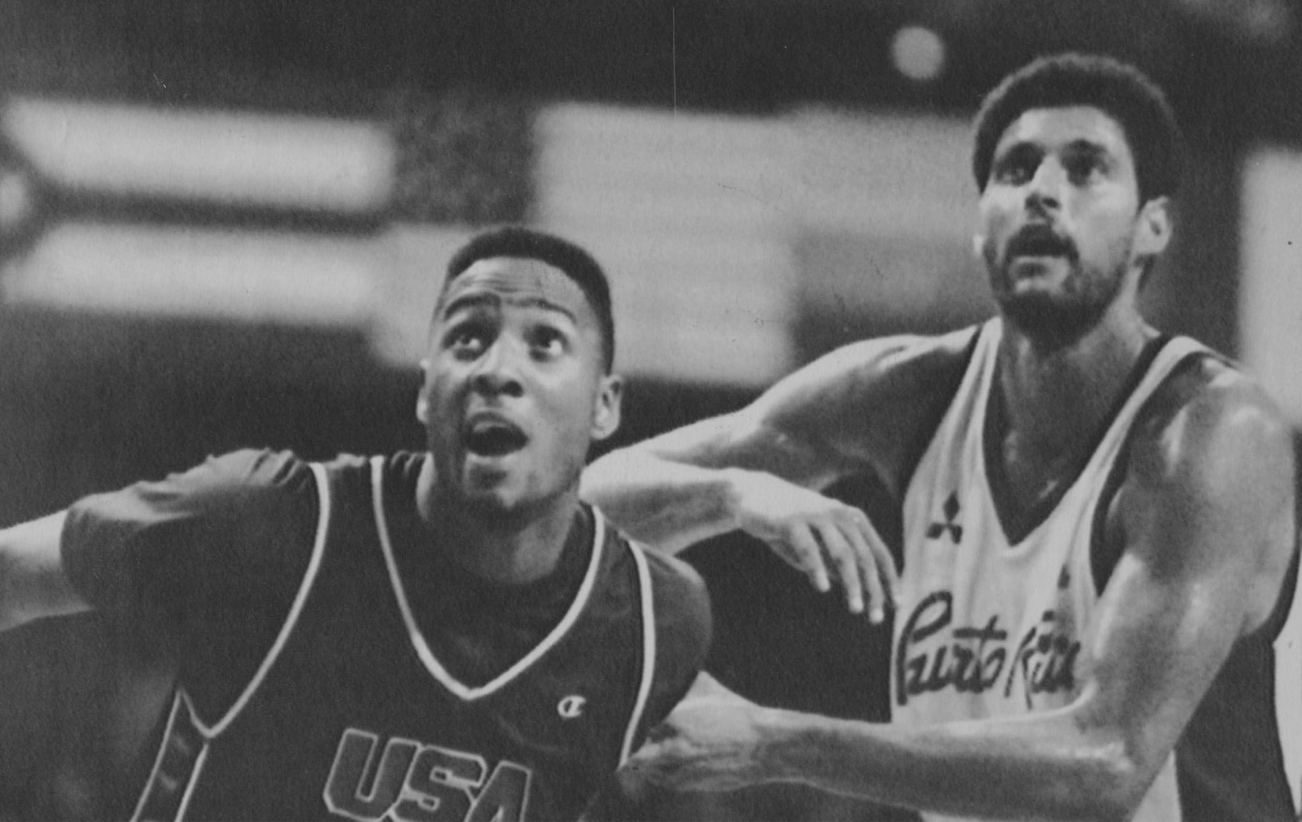 José "Piculín" Ortiz busca el rebote contra Alonzo Mourning de Estados Unidos en el Mundial de 1990 en Argentina.