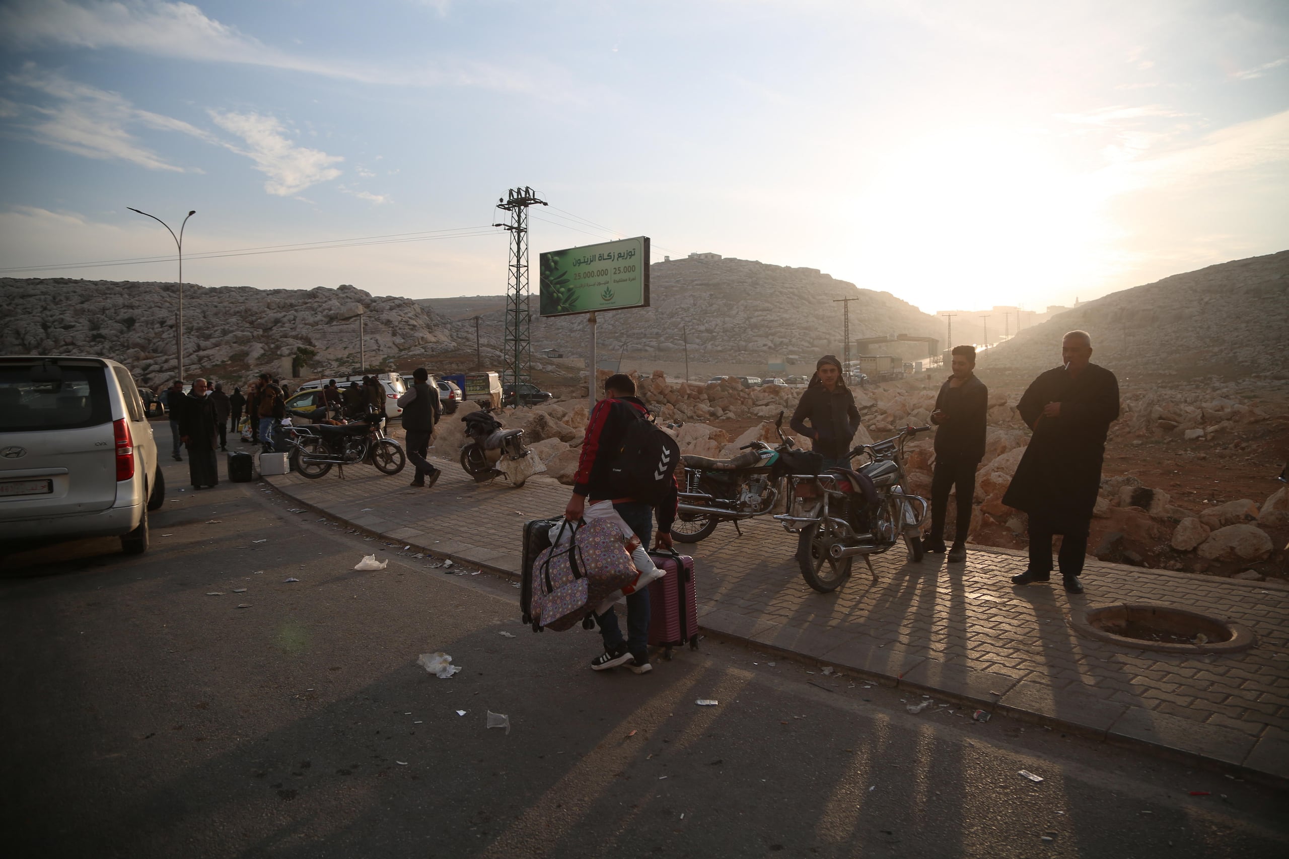 Sirios regresan a su país el 11 de diciembre de 2024 tras llegar desde Turquía por el paso fronterizo de Bab al-Hawa, al norte de Idlib (Siria).