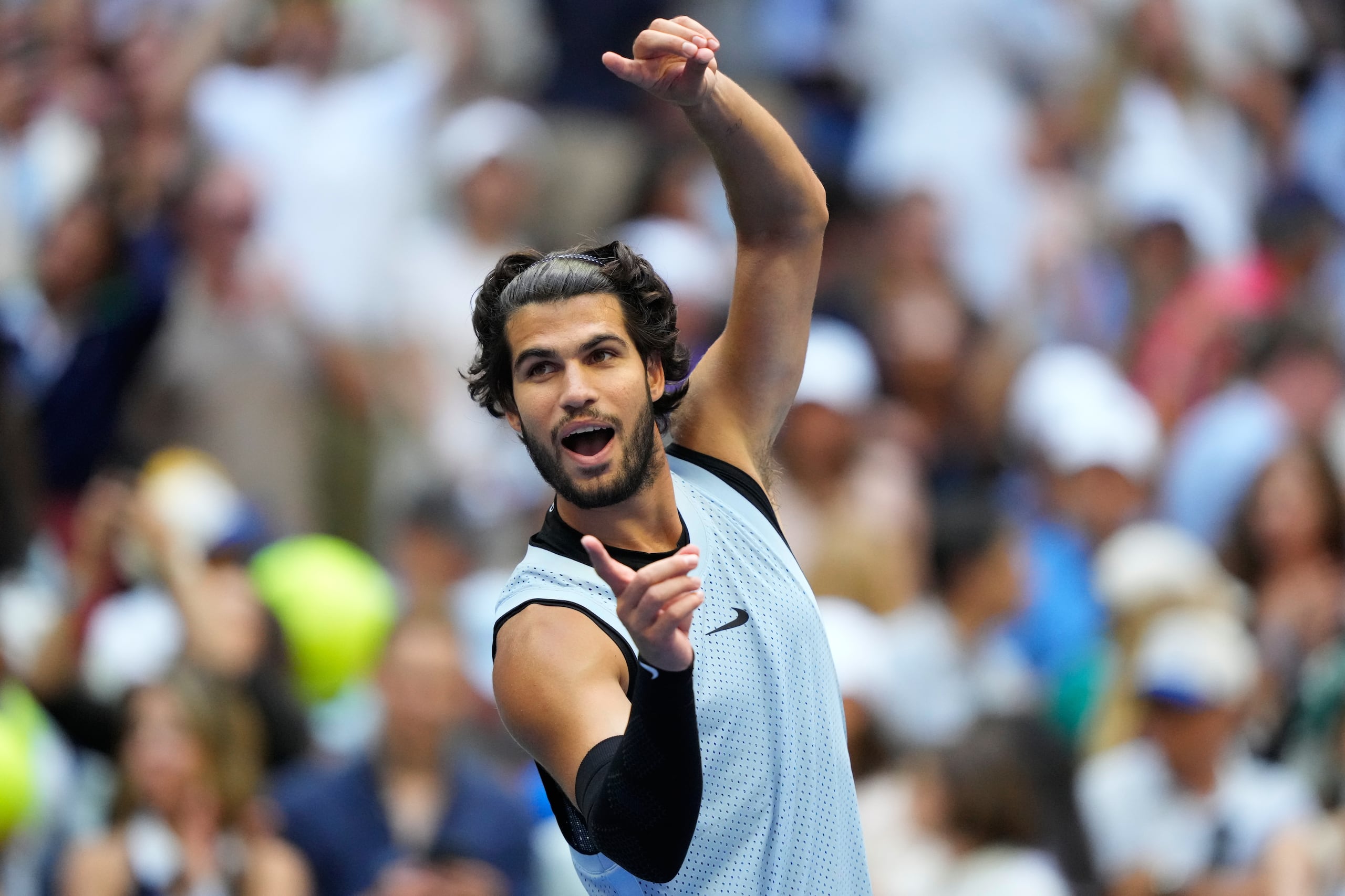 Carlos Alcaraz festeja su victoria ante Tommy Paul durante la cuarta ronda del US Open.