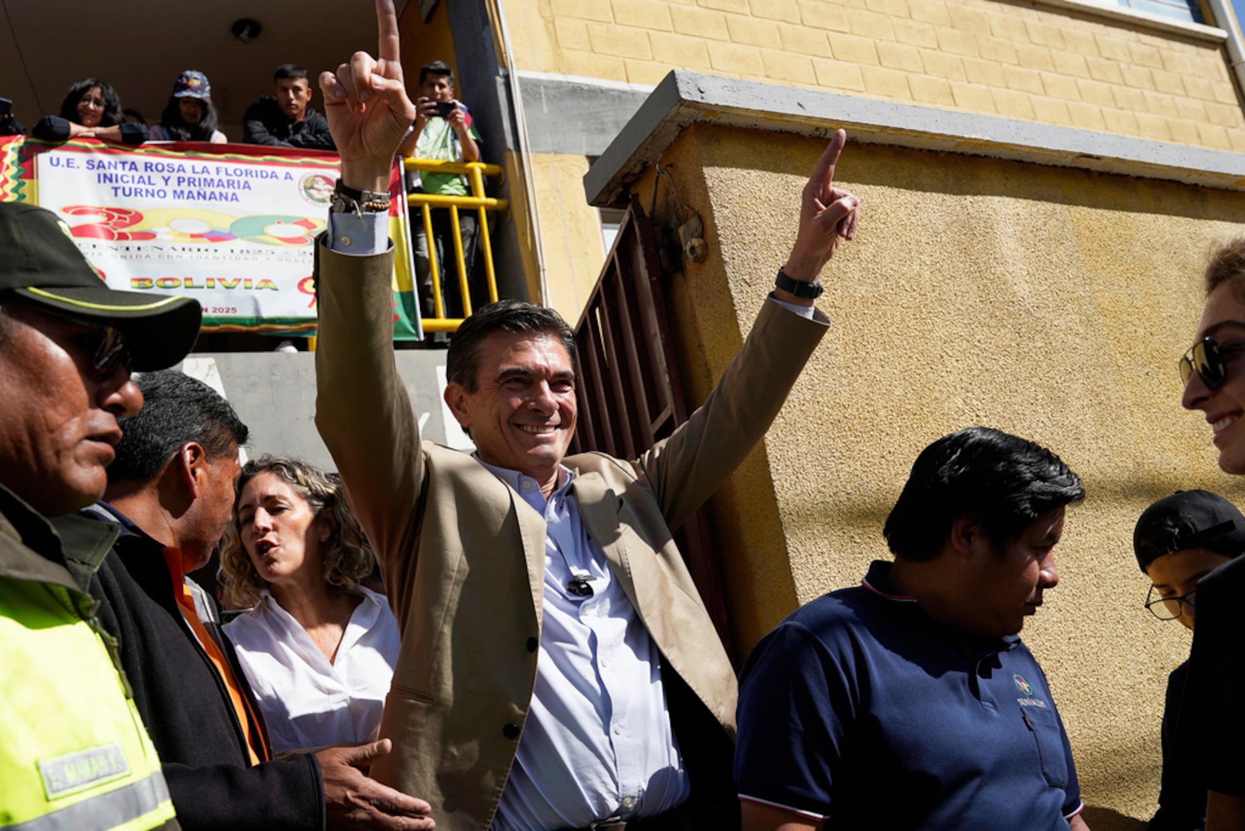El candidato presidencial Rodrigo Paz saluda luego de acompañar a su hija Catalina a votar en las elecciones presidenciales en La Paz, Bolivia, el domingo 17 de agosto de 2025.