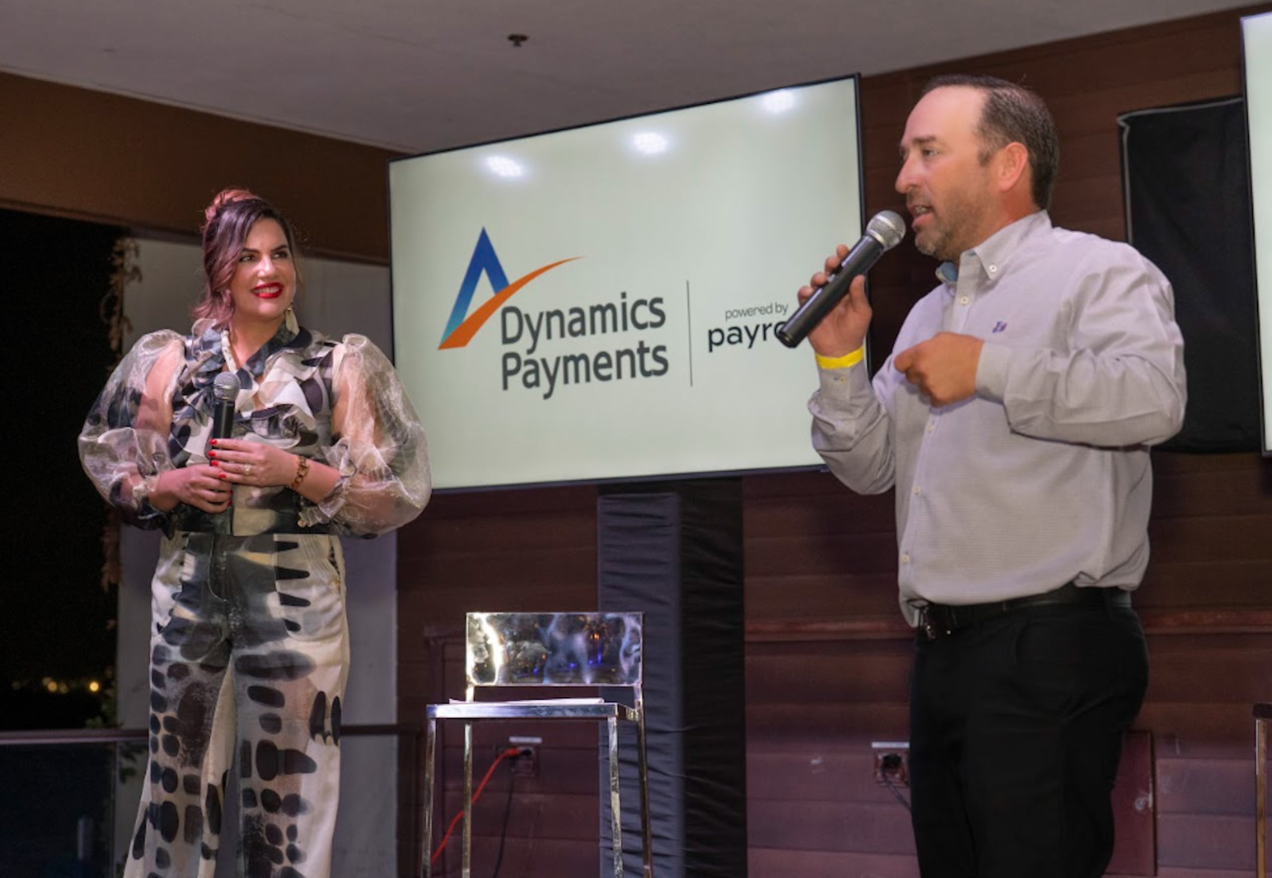 El podcast es conducido por Etheldred Chacón Rivera.