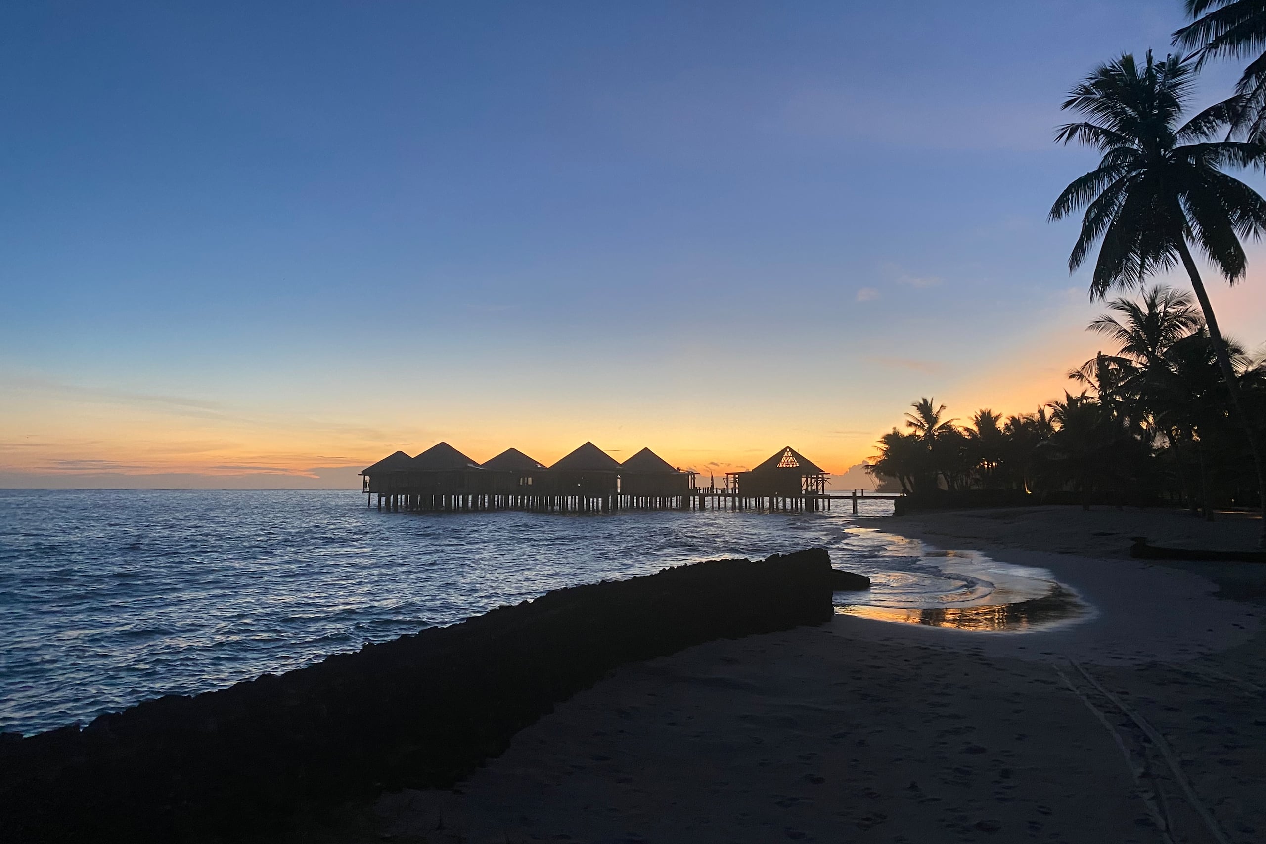 Atardecer en una playa de la isla de Upolu, en Samoa. Samoa, una de las naciones insulares del Pacífico más expuestas a los efectos de la crisis climática, trata de mitigar las peores consecuencias, que incluyen mareas extremas, subida de las temperaturas, deterioro de la vida marina y más catástrofes meteorológicas. EFE/ Eric San Juan