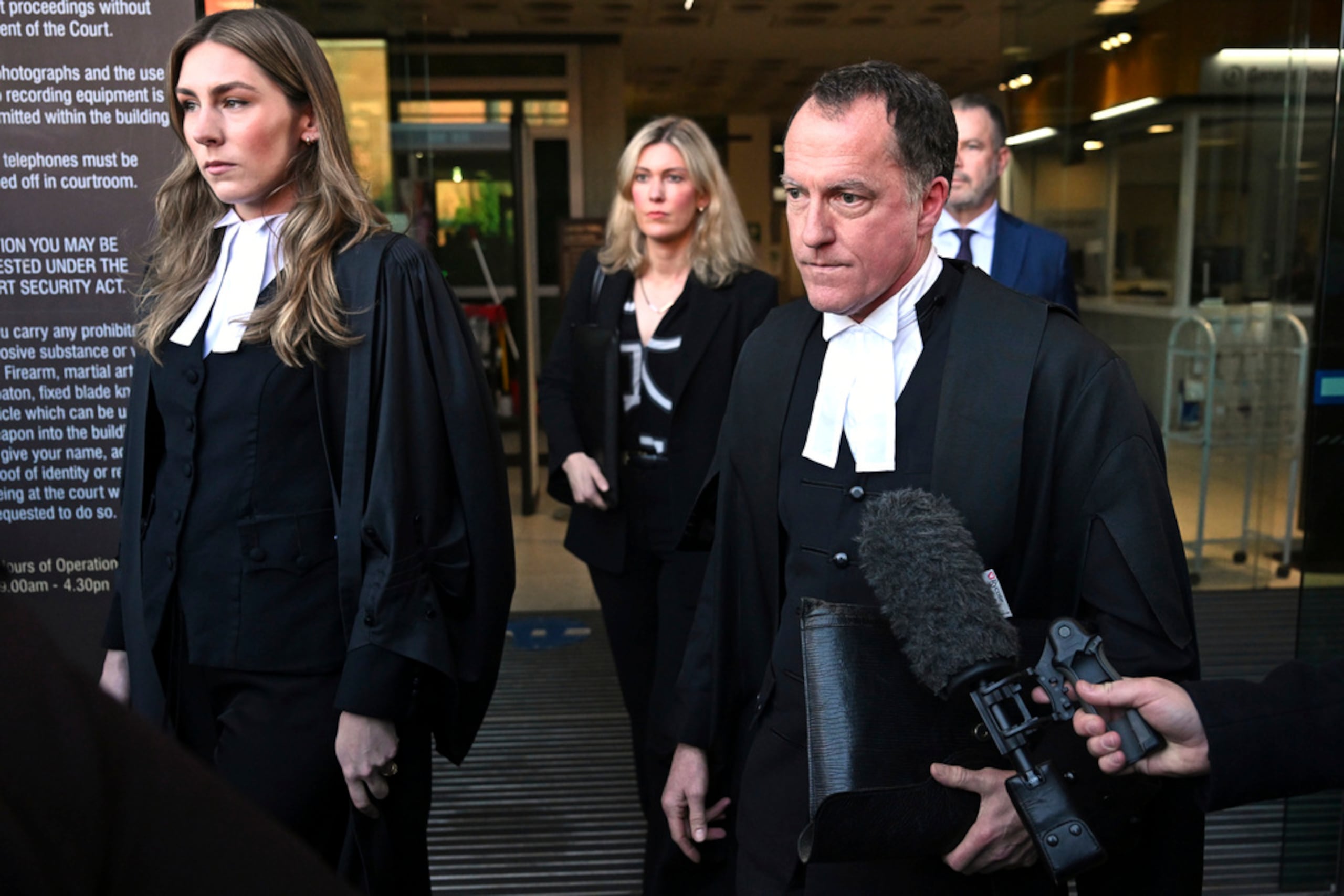 El abogado defensor de Erin Patterson, Colin Mandy (a la derecha), sale del Tribunal de Magistrados de Latrobe Valley en Morwell, Australia, el 7 de julio de 2025.