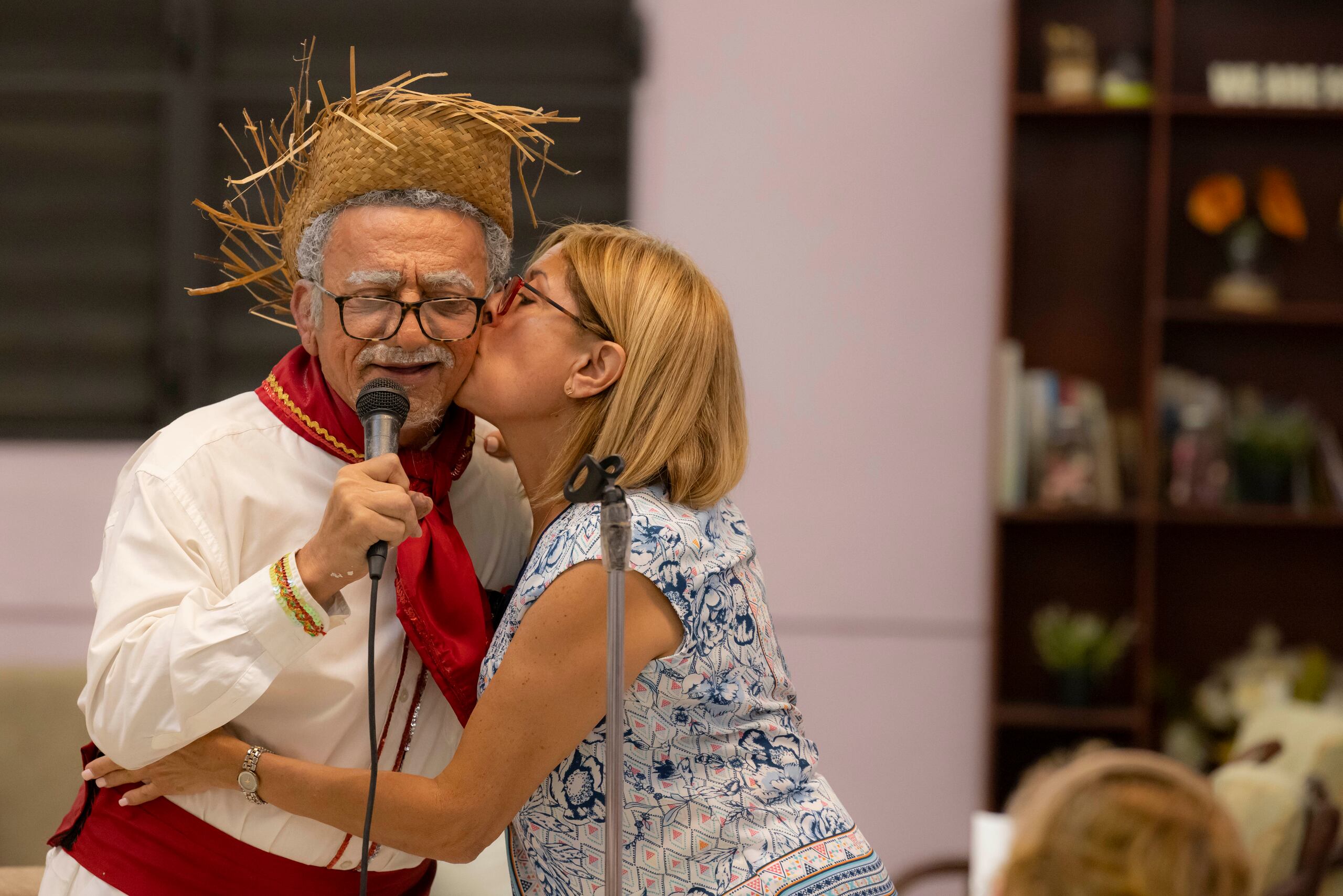 El comediante lleva sus personajes, como "Don Gumercindo" a hogares de adultos mayores y égidas.