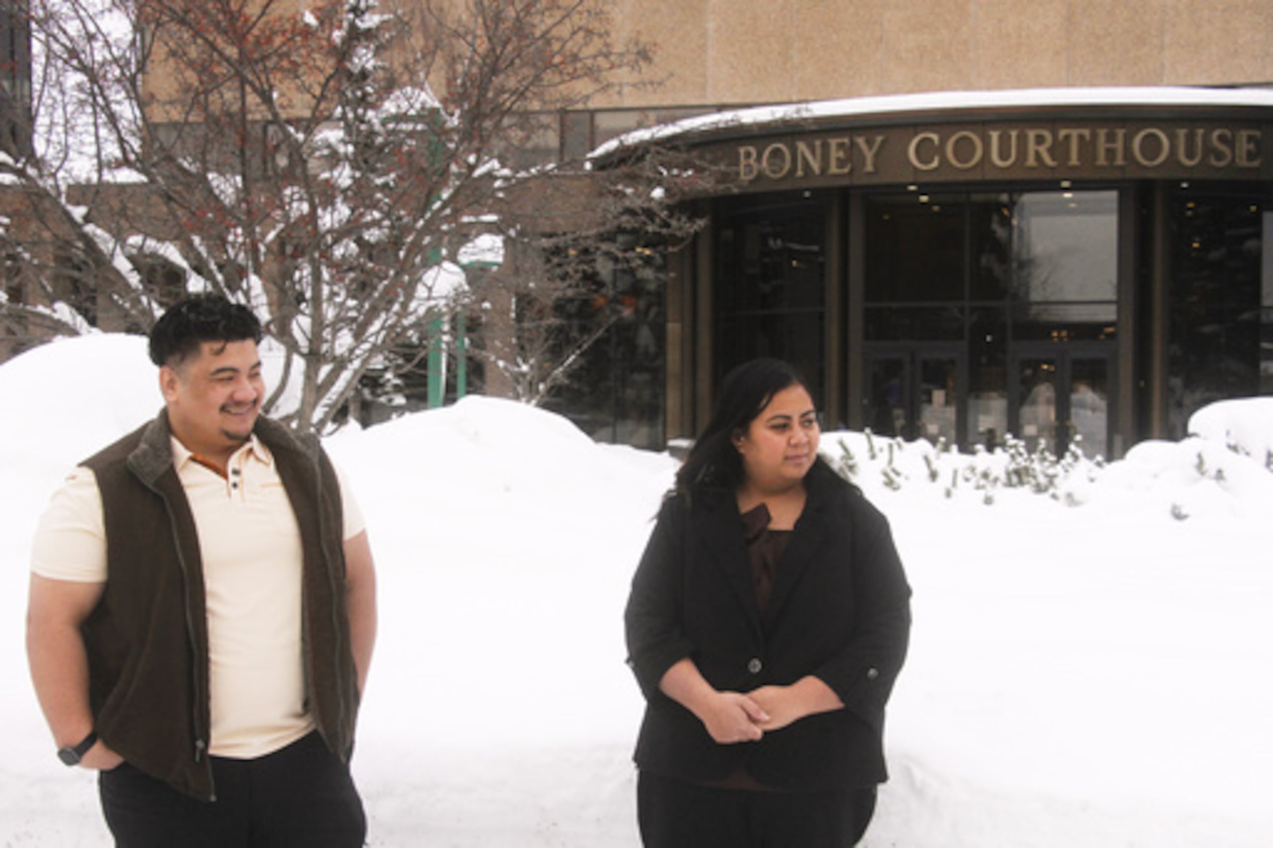 ARCHIVO - Michael Pese y su esposa, Tupe Smith, posan frente al Palacio de Justicia de Boney, en Anchorage (Alaska), el 15 de enero de 2026. (Foto AP/Mark Thiessen, archivo)