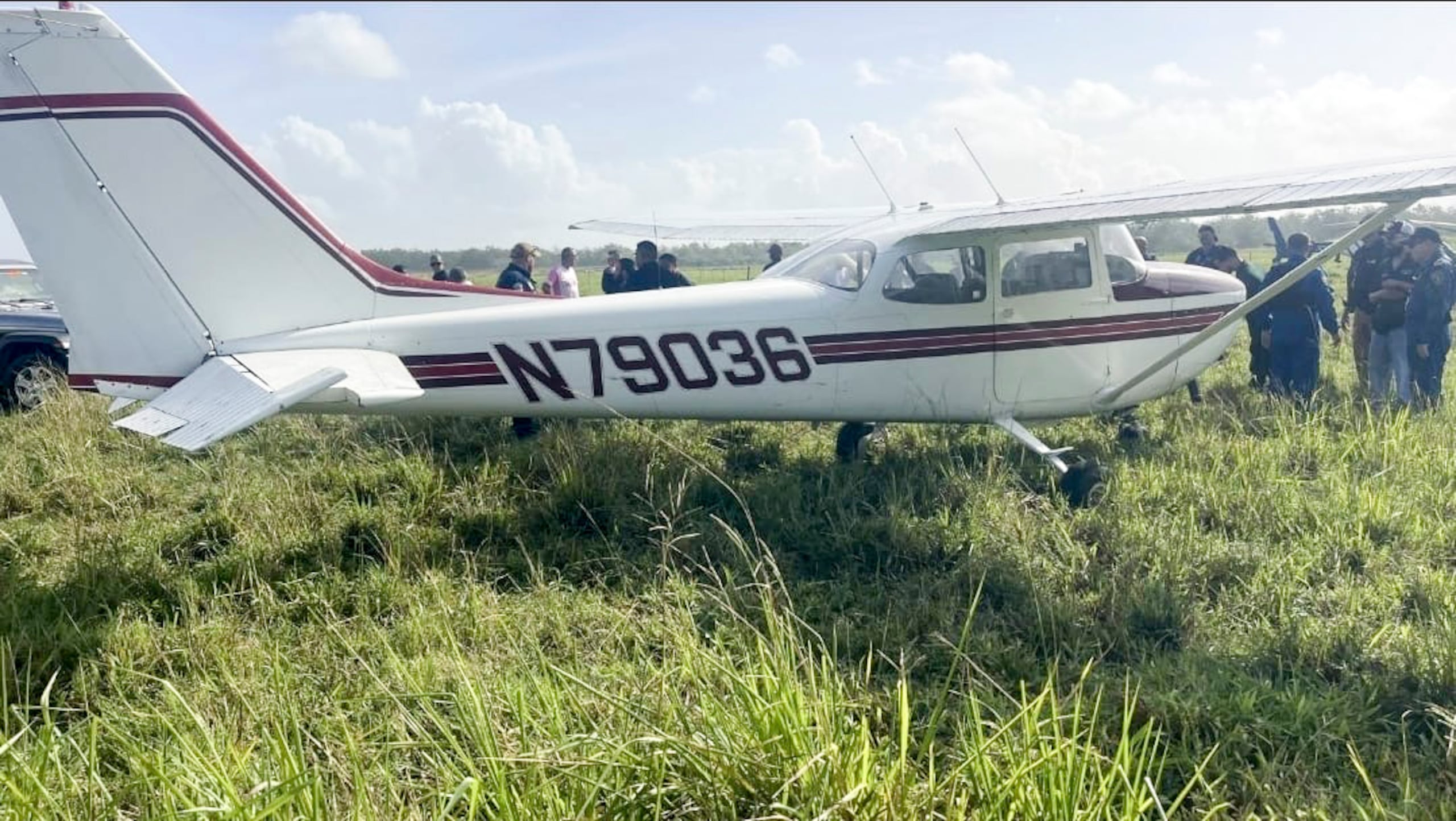 La avioneta Cesna perdió la hélice por lo que su piloto realizó un aterrizaje forzozo en una finca en Vega Baja.