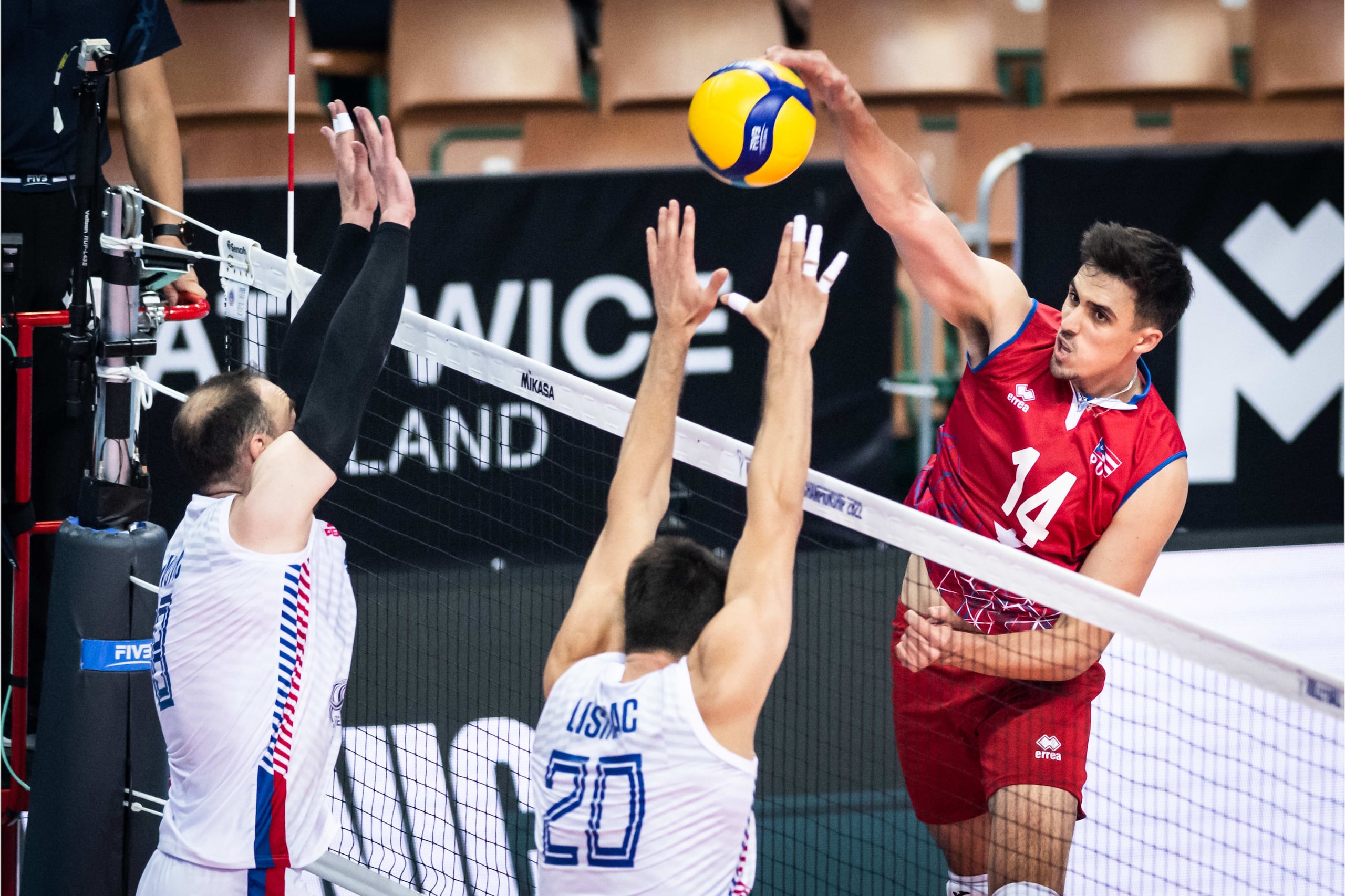 Pelegrín Vargas, hijo, atacando ante Serbia en el Campeonato Mundial de Voleibol en el 2022, vuelve al ruedo con la Selección Nacional boricua desde este viernes.