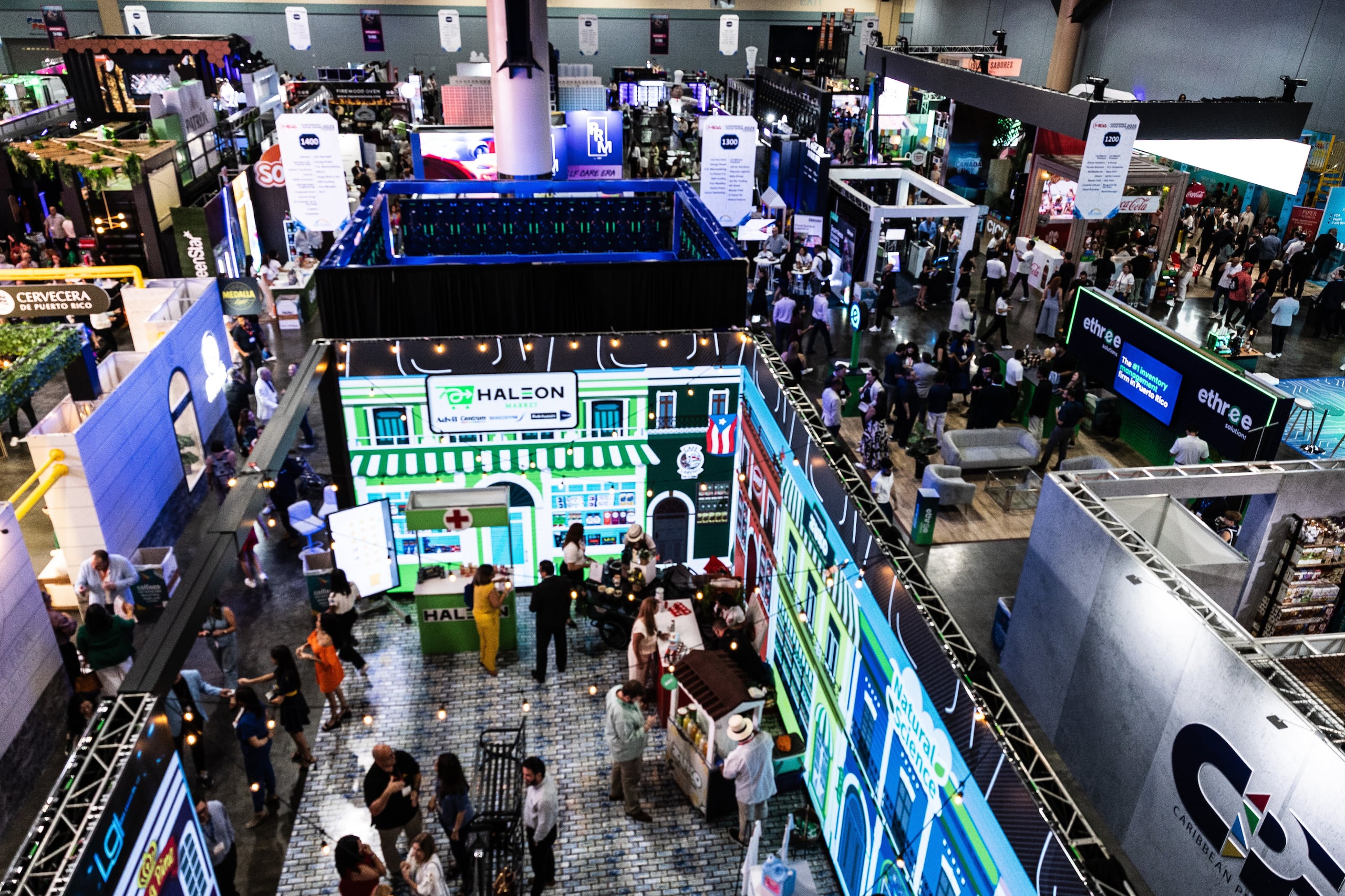 El área de exhibición cuenta con más de 550 exhibidores y pabellones internacionales durante tres días, recibiendo a más de 15,000 empresarios y profesionales de la industria de alimentos.