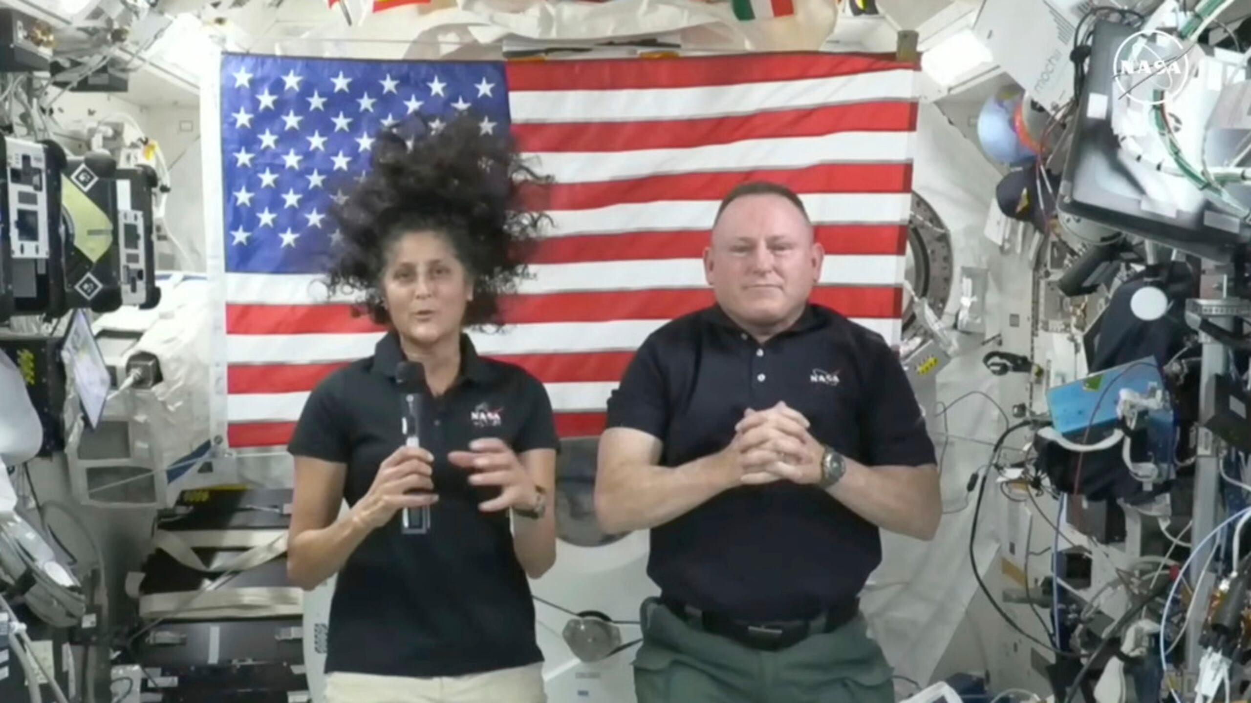 Los astronautas Suni Williams y Butch Wilmore durante la conferencia de prensa que ofrecieron hoy desde la Estación Espacial Internacional.