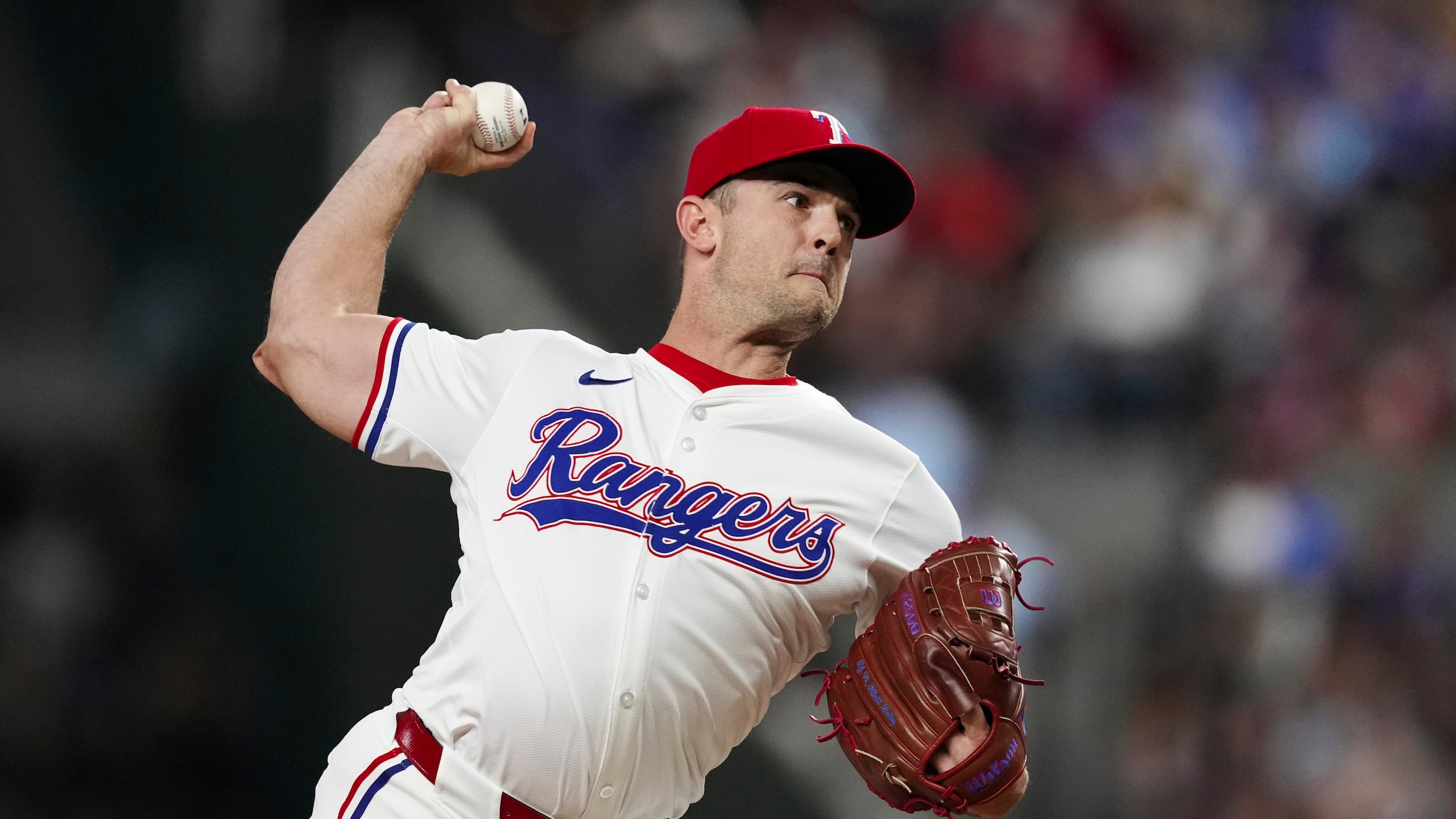 El relevista David Robertson lanza con los Rangers en un partido del año pasado.