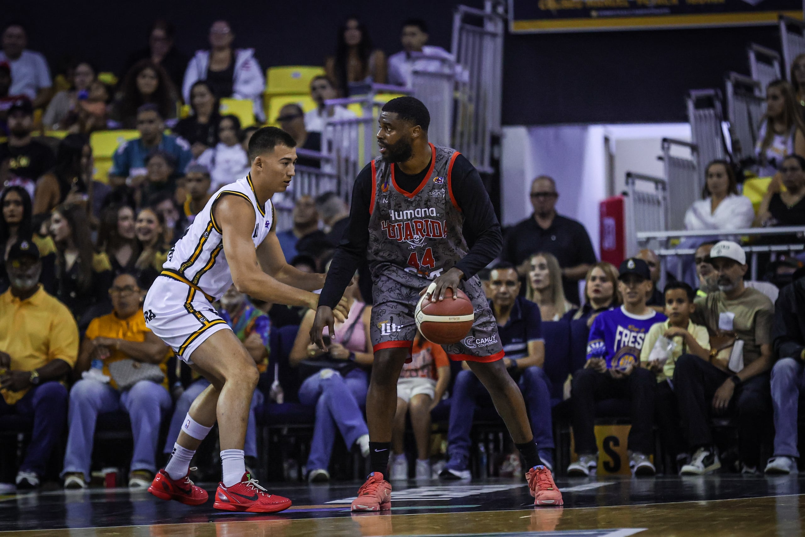 Emmanuel Mudiay, de los Piratas de Quebradillas, maneja el balón en un juego contra los Capitanes de Arecibo.