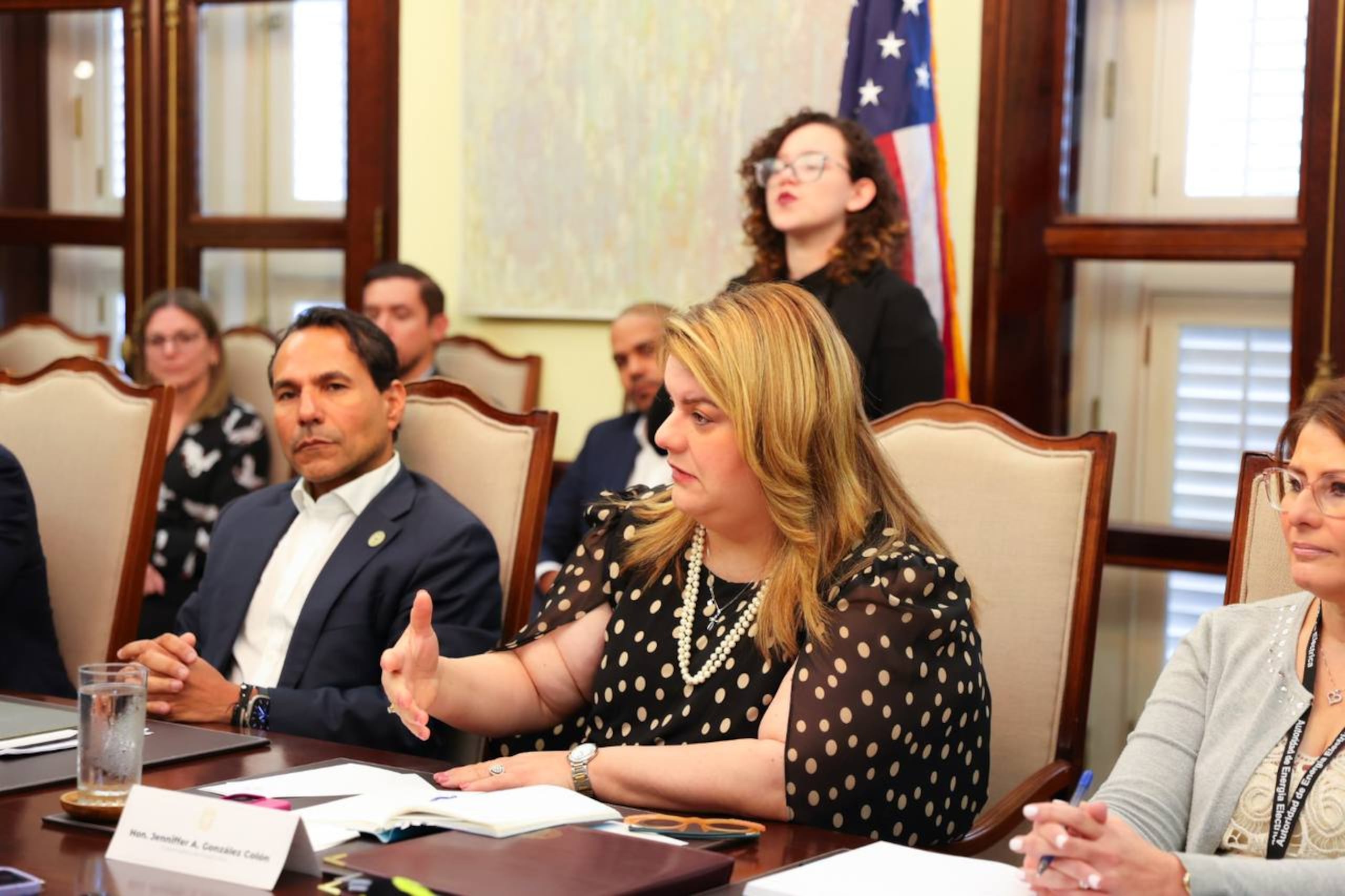La gobernadora de Puerto Rico, Jennniffer González Colón, en una reunión junto al director de la Junta de Supervisión y Administración Financiera para Puerto Rico, Robert Mujica. Foto Suministrada (La Fortaleza)