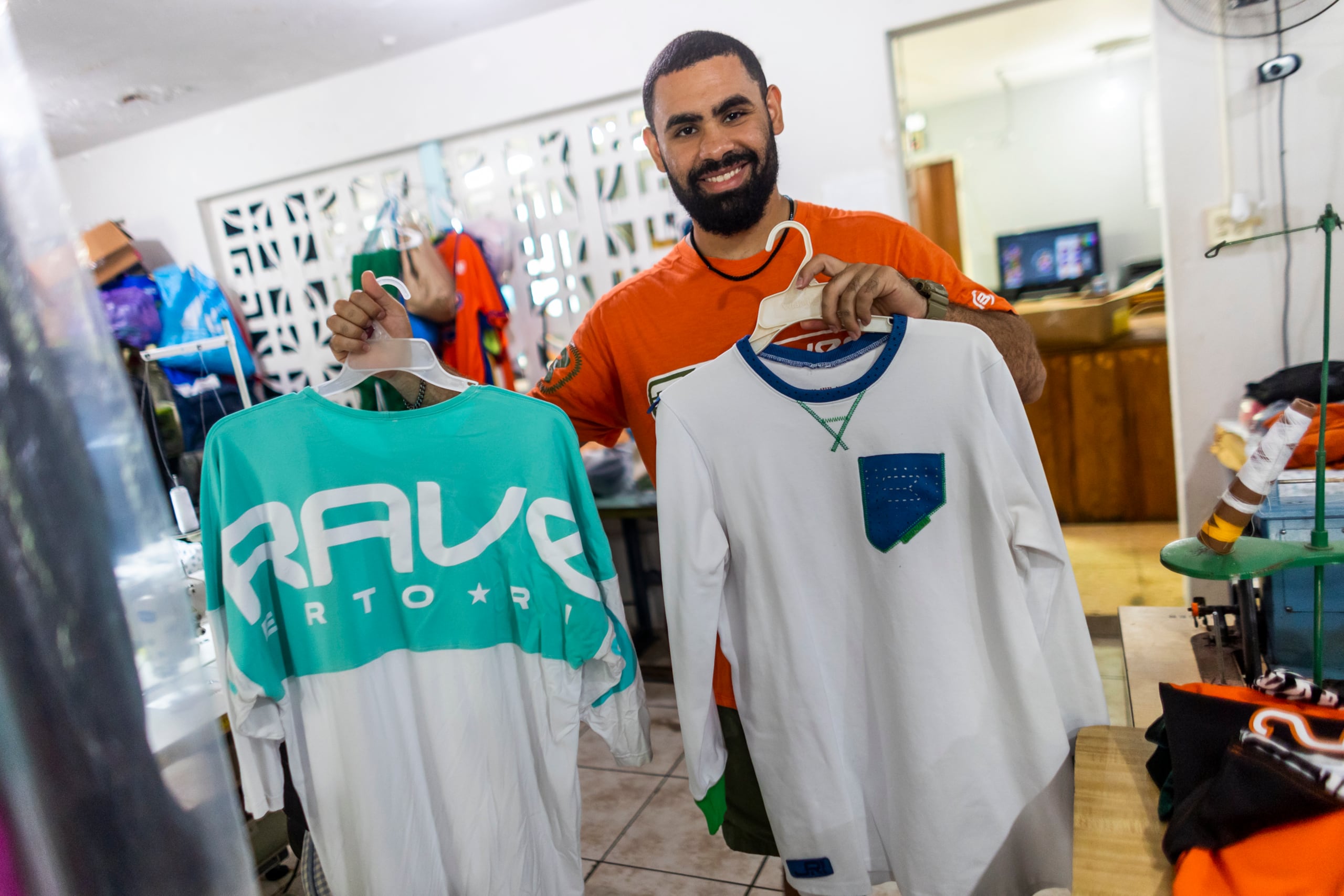 Jodanny Rivera, hijo de Aixa, maneja la línea Bravea Puerto Rico, dedicada a la confección de uniformes, como los de los Cariduros de Fajardo en el béisbol Doble A o los Cangrejeros de Santurce y Capitanes de Arecibo en el BSN.