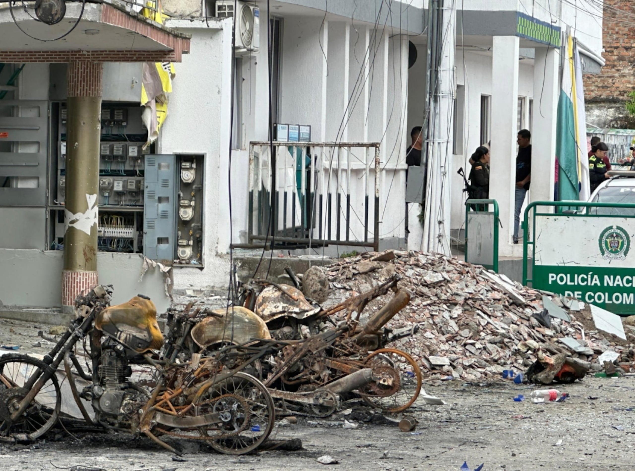 Parte de los destrozos este viernes que dejó un ataque con explosivos a una estación de Policía en La Plata, Colombia.