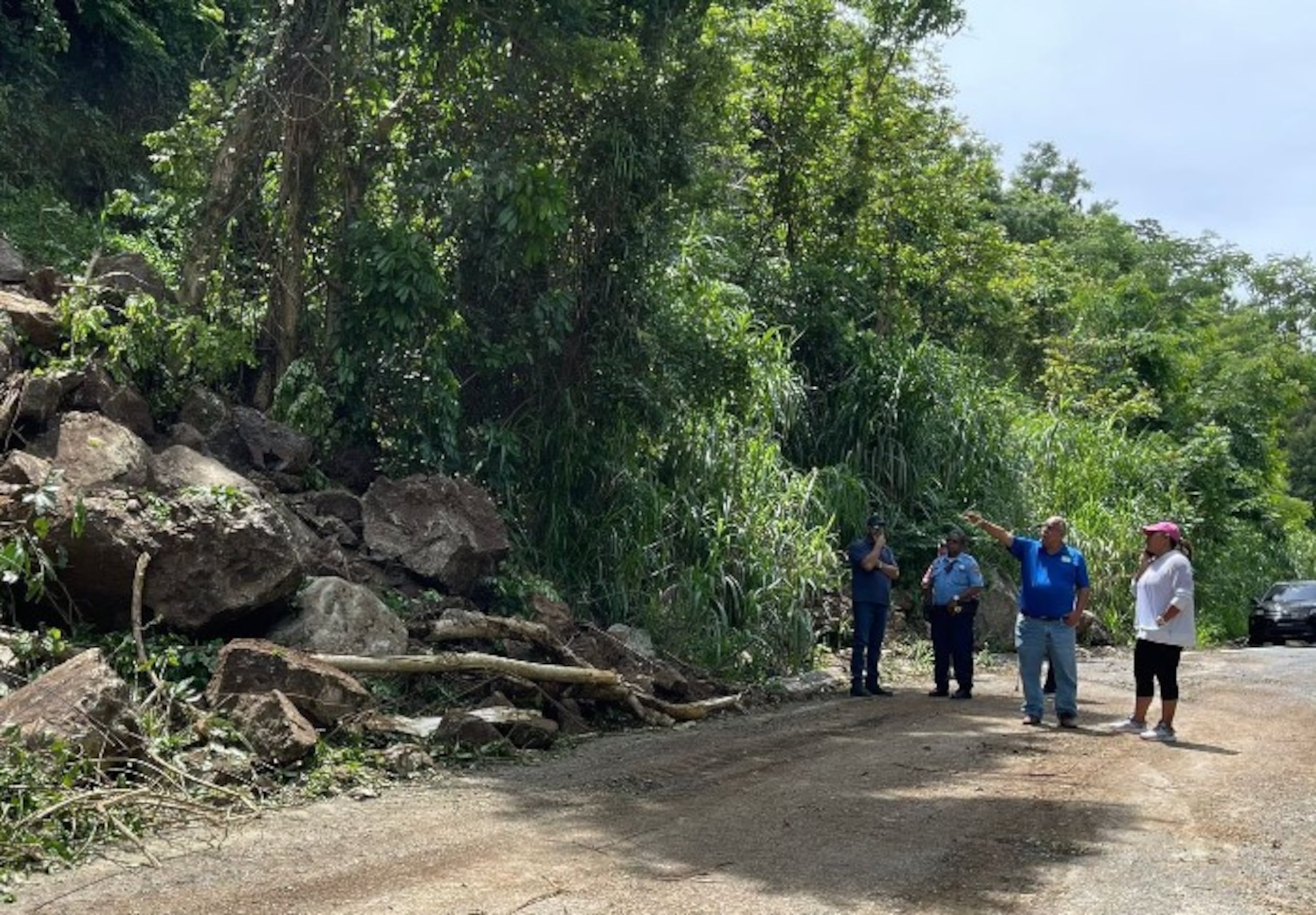 La alcaldesa de Gurabo, Rosachely Rivera Santana, visitó la zona del derrumbe.