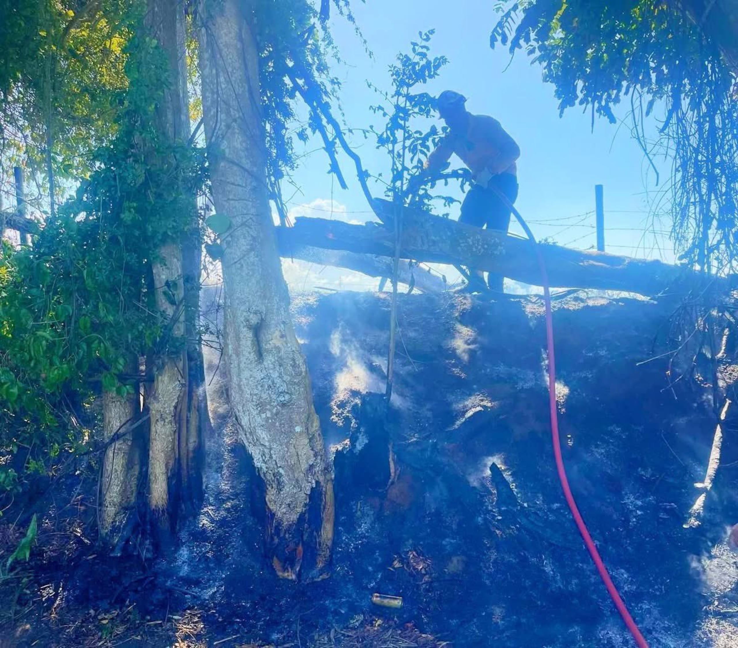 Bomberos forestales de Santa Isabel combaten un incendio en un terreno del barrio Paso Seco, en la carretera PR-153 en Santa Isabel.