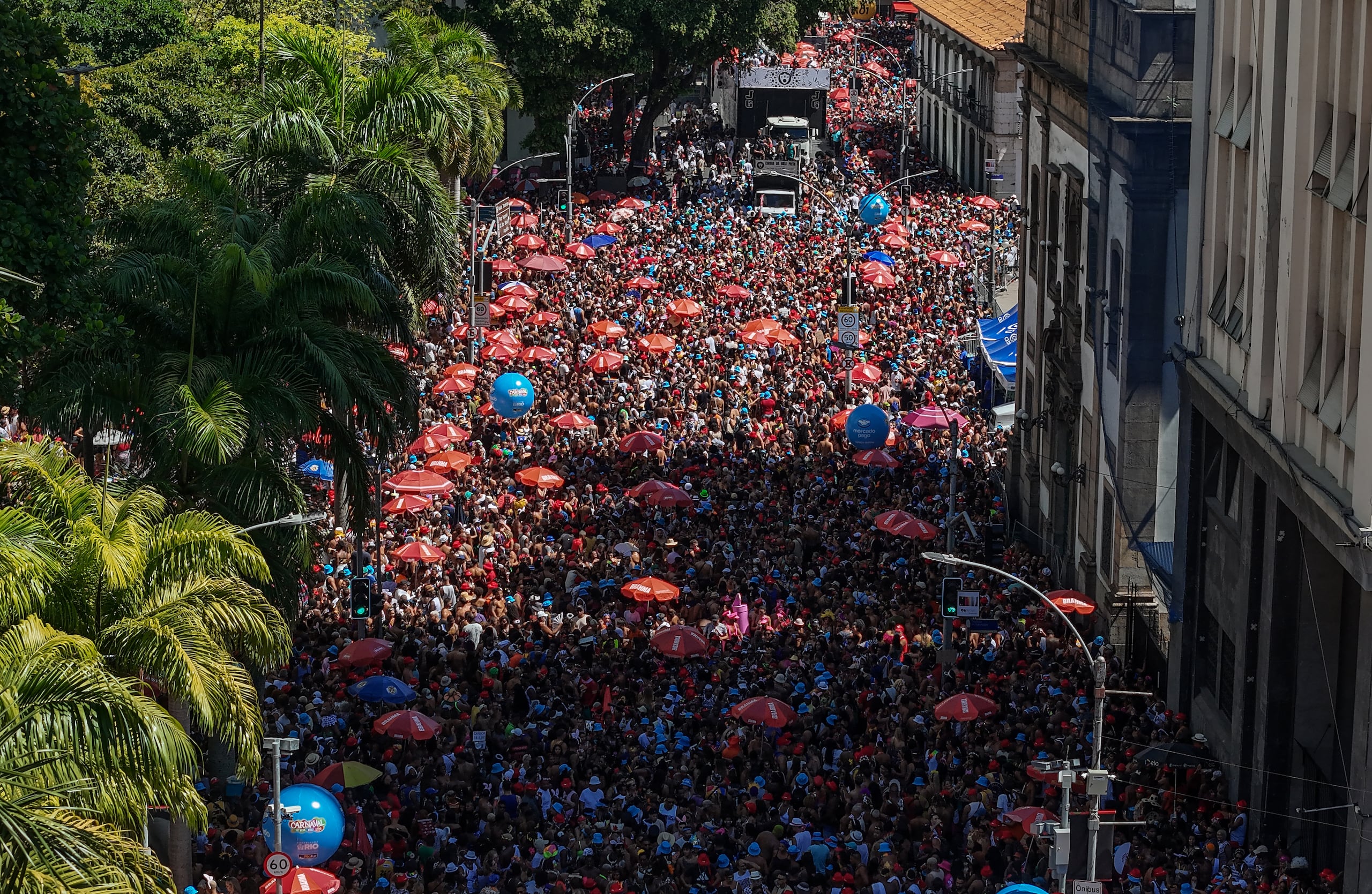 La famosa comparsa 'Galo da Madrugada', que ya entró al Libro Guinness de los Récords como el mayor desfile carnavalesco del mundo, volvió a coronarse este sábado al convocar a más de dos millones de personas.