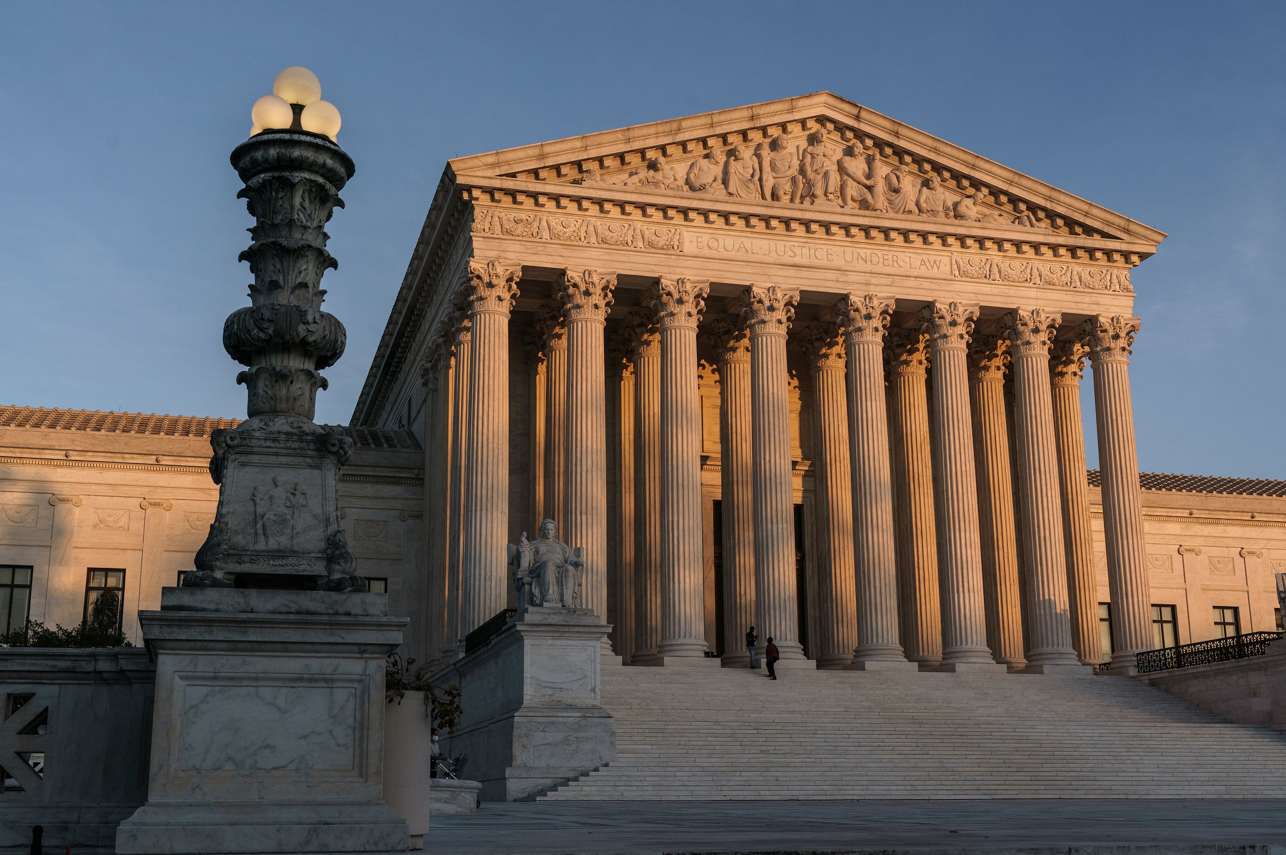 Vista de la Corte Suprema al atardecer, en Washington, el 6 de noviembre de 2020. (Foto AP/J. Scott Applewhite, Archivo)
