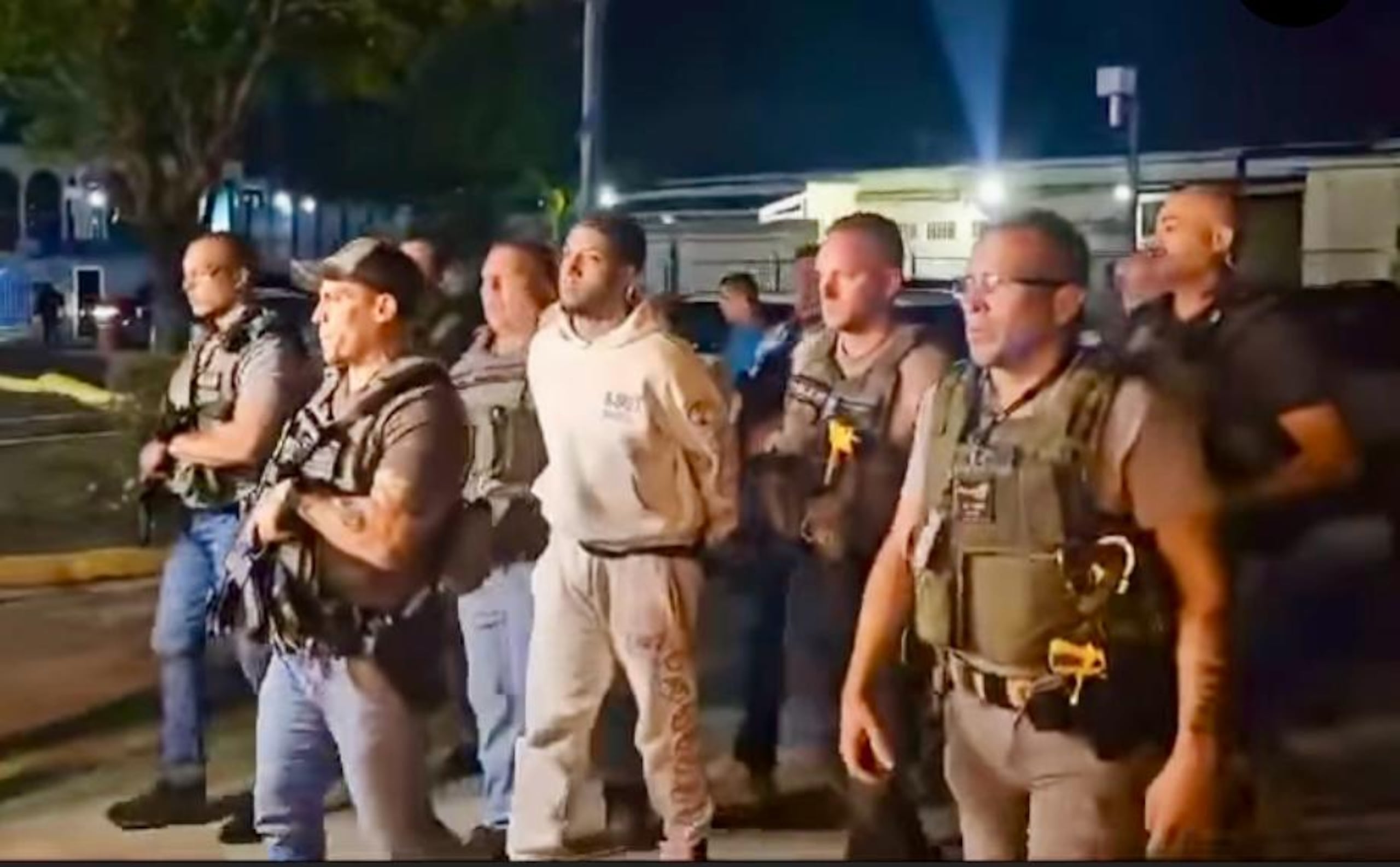 Momento del arresto del cantante de música urbana "CDobleta", tras entregarse a las autoridades.