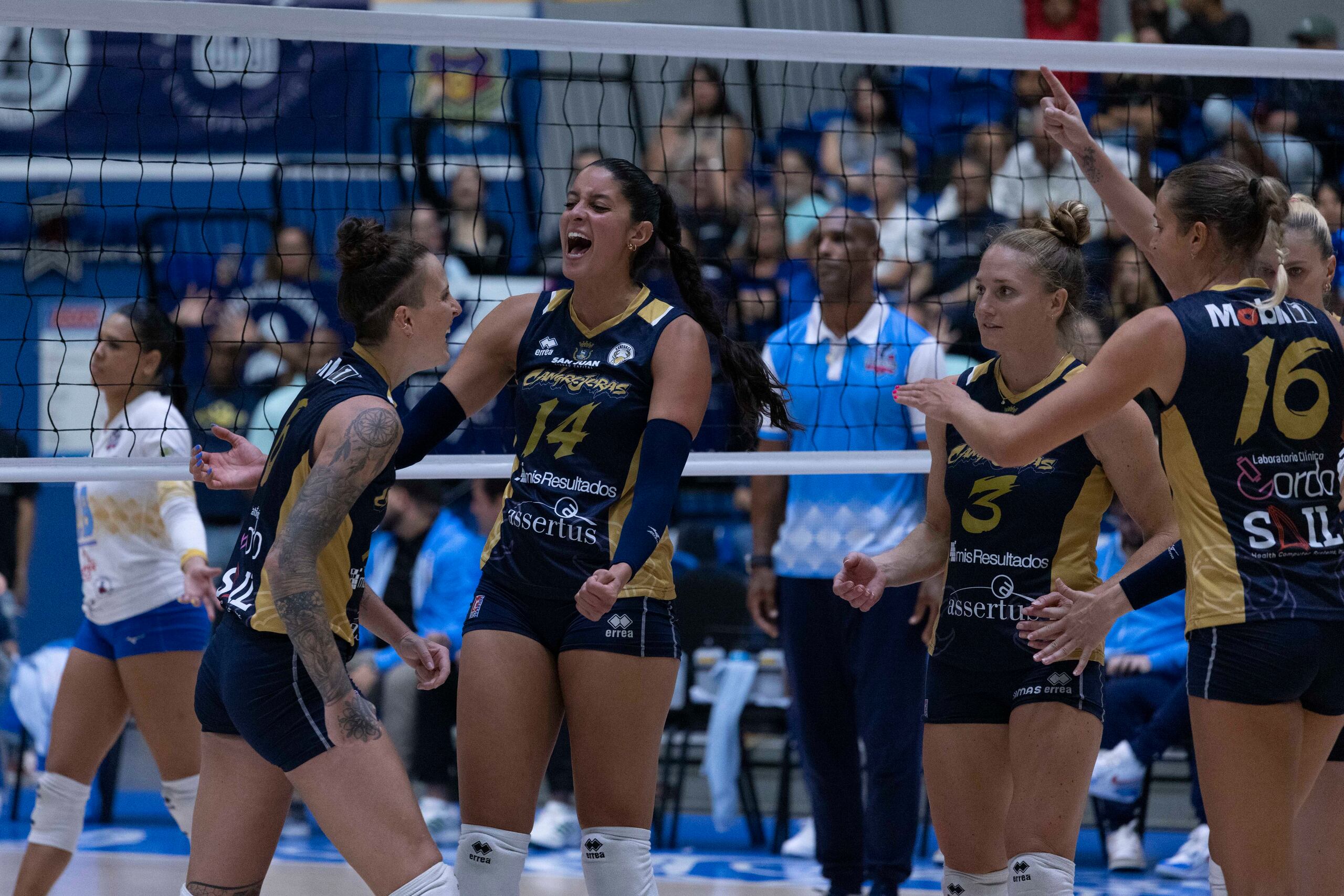 Las Cangrejeras de Santurce durante la final 2024 de la Liga de Voleibol Superior Femenino (LVSF).