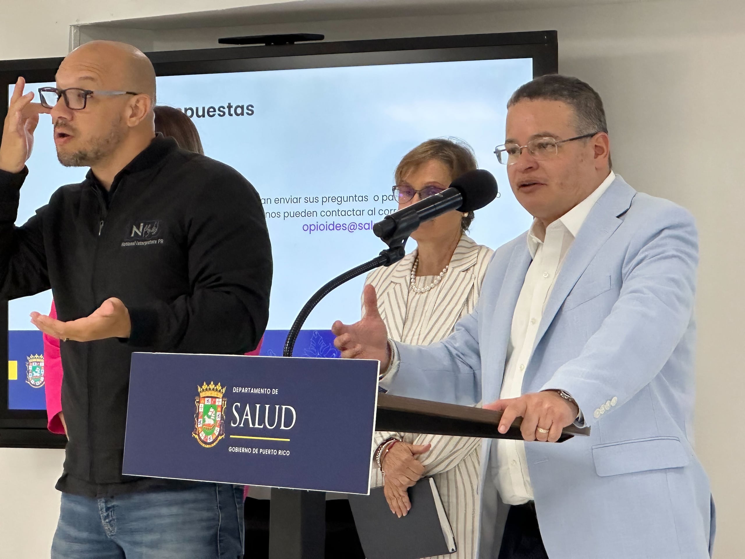 El secretario de Salud, Víctor Ramos, junto a otros funcionarios de agencia, como la Dra. María Conte, del ICF, ofreció una conferencia de prensa.