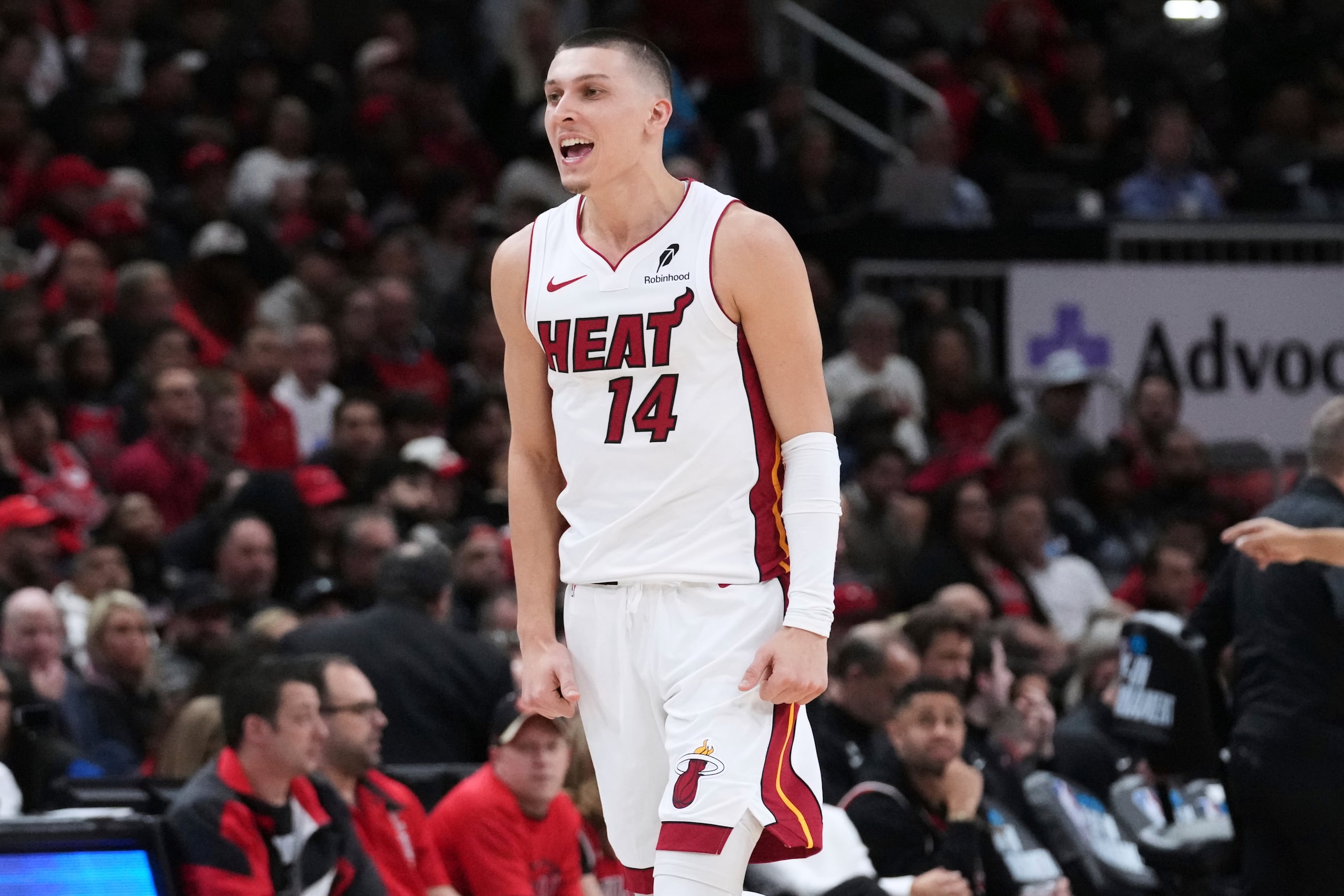 Tyler Herro, escolta del Heat de Miami, festeja luego de encestar en el encuentro del miércoles 16 de abril de 2025, ante los Bulls de Chicago.
