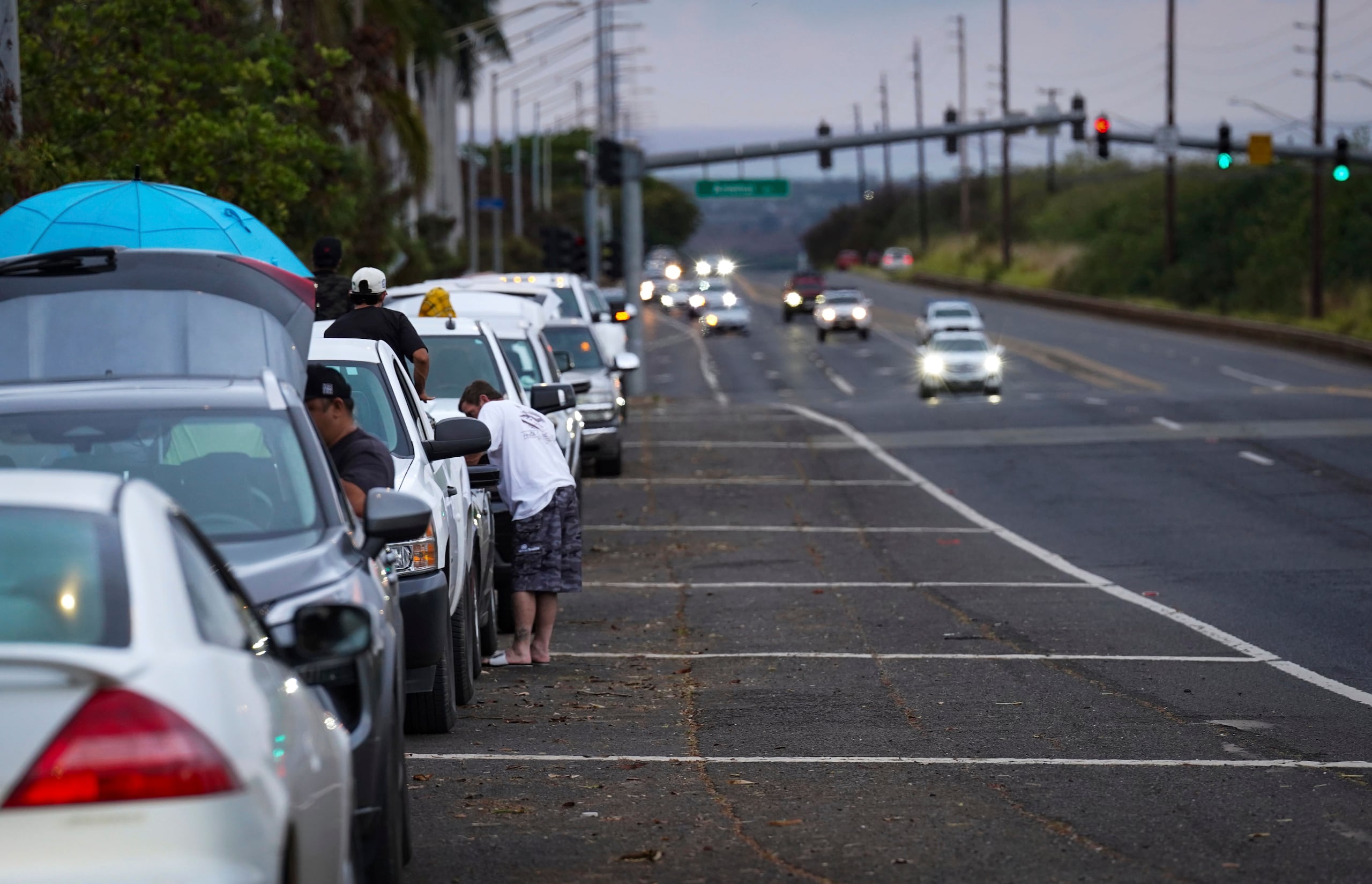 Residentes de Oahu evacuan Ewa Beach hacia un costado de Kunia Road debido a la amenaza de tsunami en Kapolei, Oahu, Hawái, martes 29 de julio de 2025.