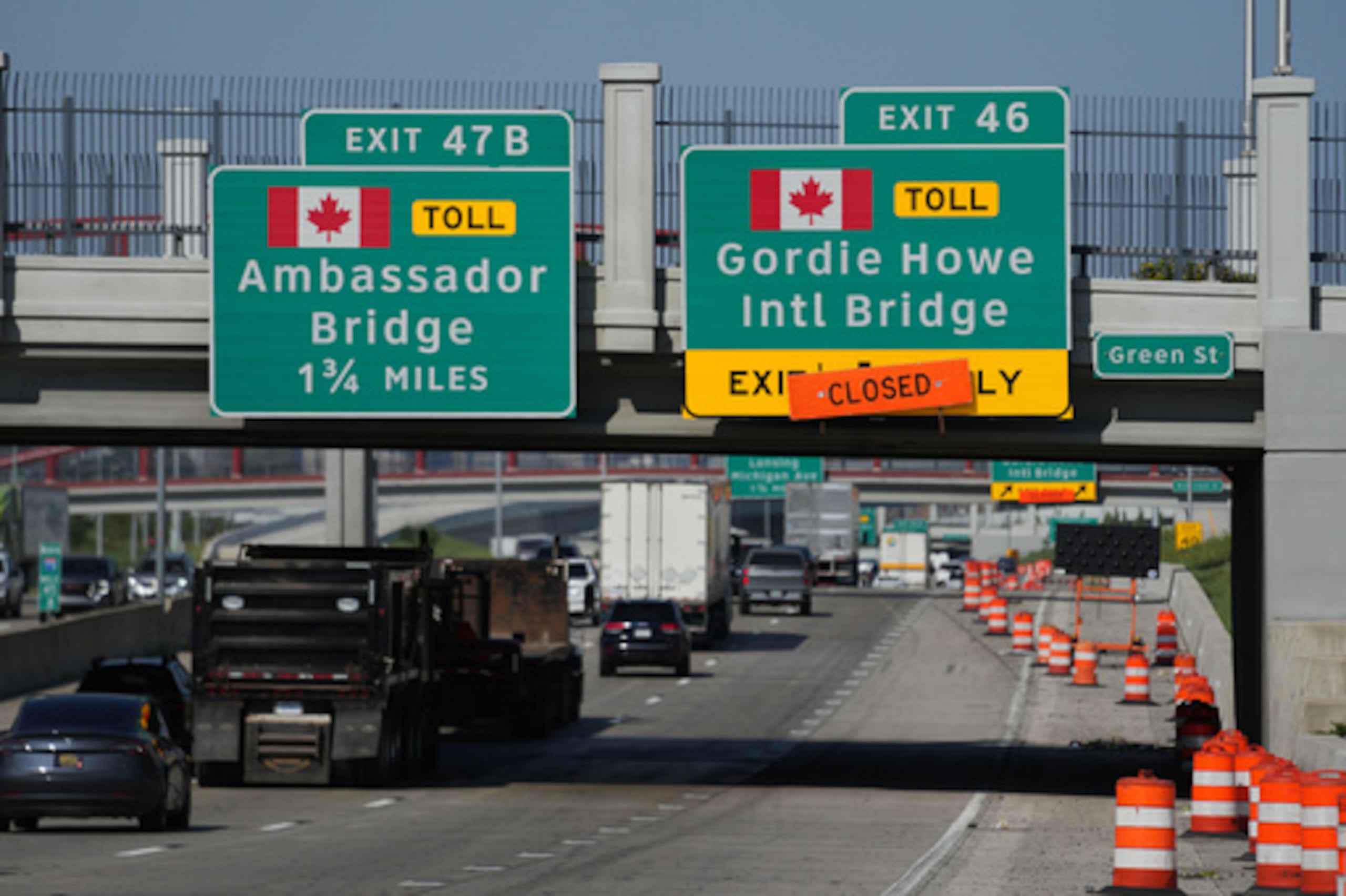 Se muestran las salidas de la Interestatal 75 hacia el Puente Internacional Gordie Howe y el Puente Ambassador, que conectan Windsor (Ontario) con Detroit, el martes 14 de julio de 2026 (Foto AP/Paul Sancya).