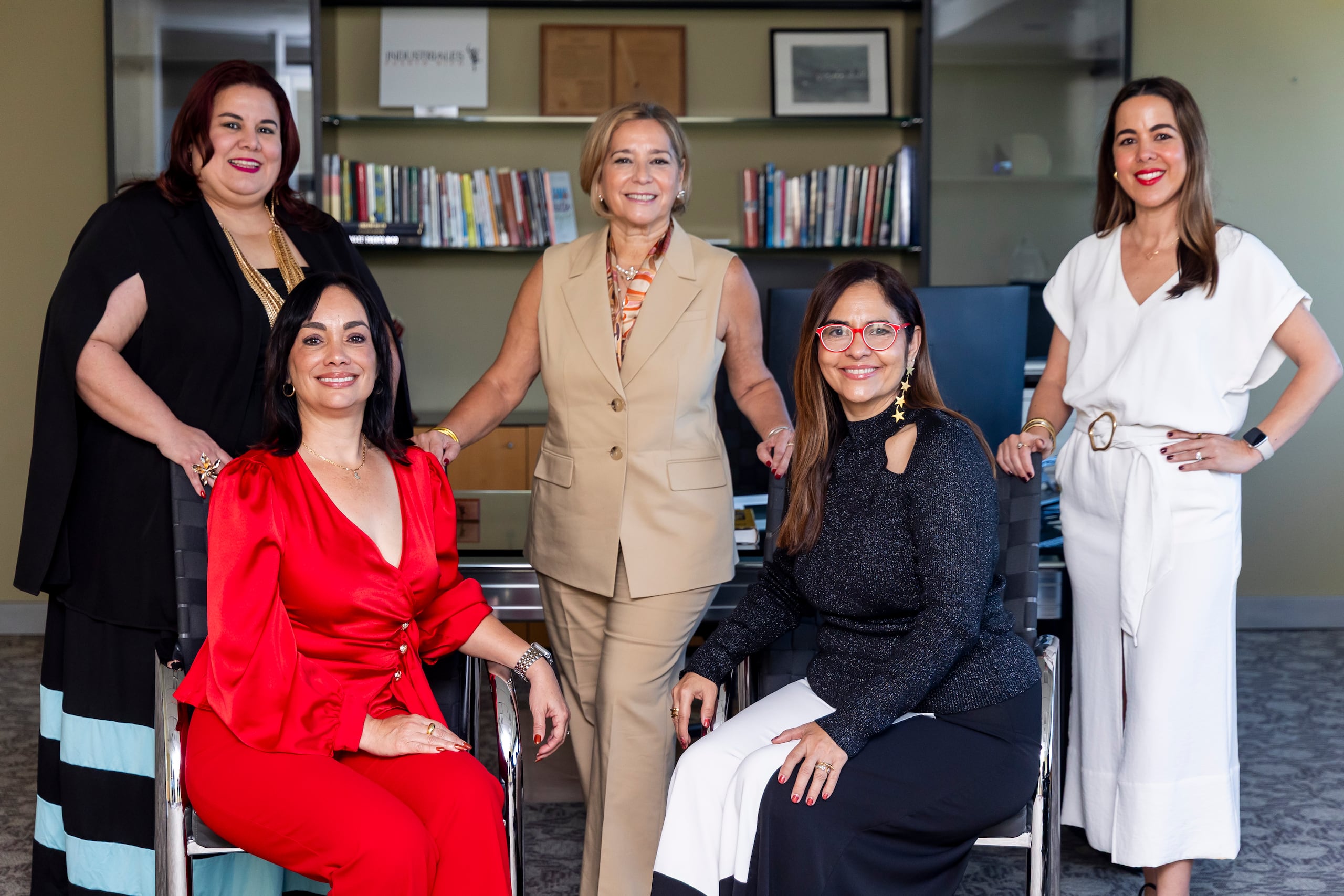 Equipo del Capítulo de Mujeres Industriales de la AIPR (de izquierda a derecha, al frente): Carol Asencio, pasada presidenta; Cindy Cardona, presidenta; (atrás, en el mismo orden): Irmarie Vicens, Senior Consultant Strategic Solutions de Kelly Services y miembro del Comité Asesor; Lcda. Glorissa Betancourt, miembro del Comité Asesor; y Lcda. Eidalia González, Senior Member, de Ferraiuoli; y miembro del Comité Asesor.