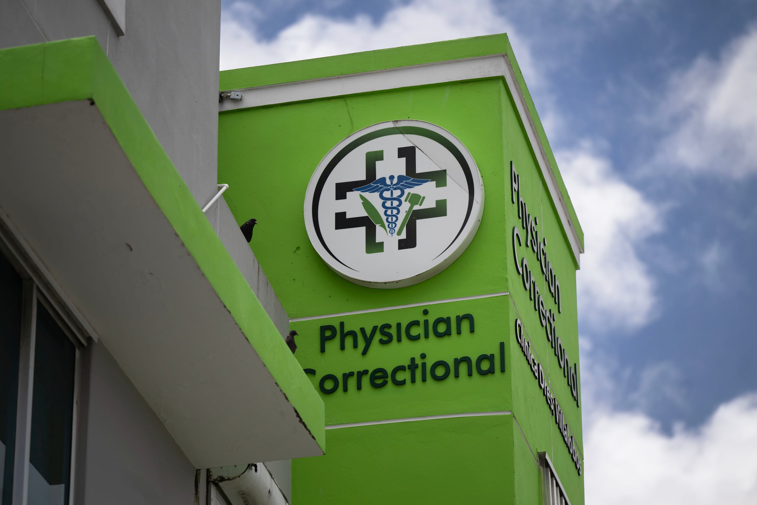 Fachada de la sede central de la compañía Physician Correctional, dedicada al ofrecimiento de servicios de salud a la población correccional mediante contratación por el Departamento de Corrección y Rehabilitación, en la avenida César González de Hato Rey. FOTO POR: Carlos Giusti/GFR Media