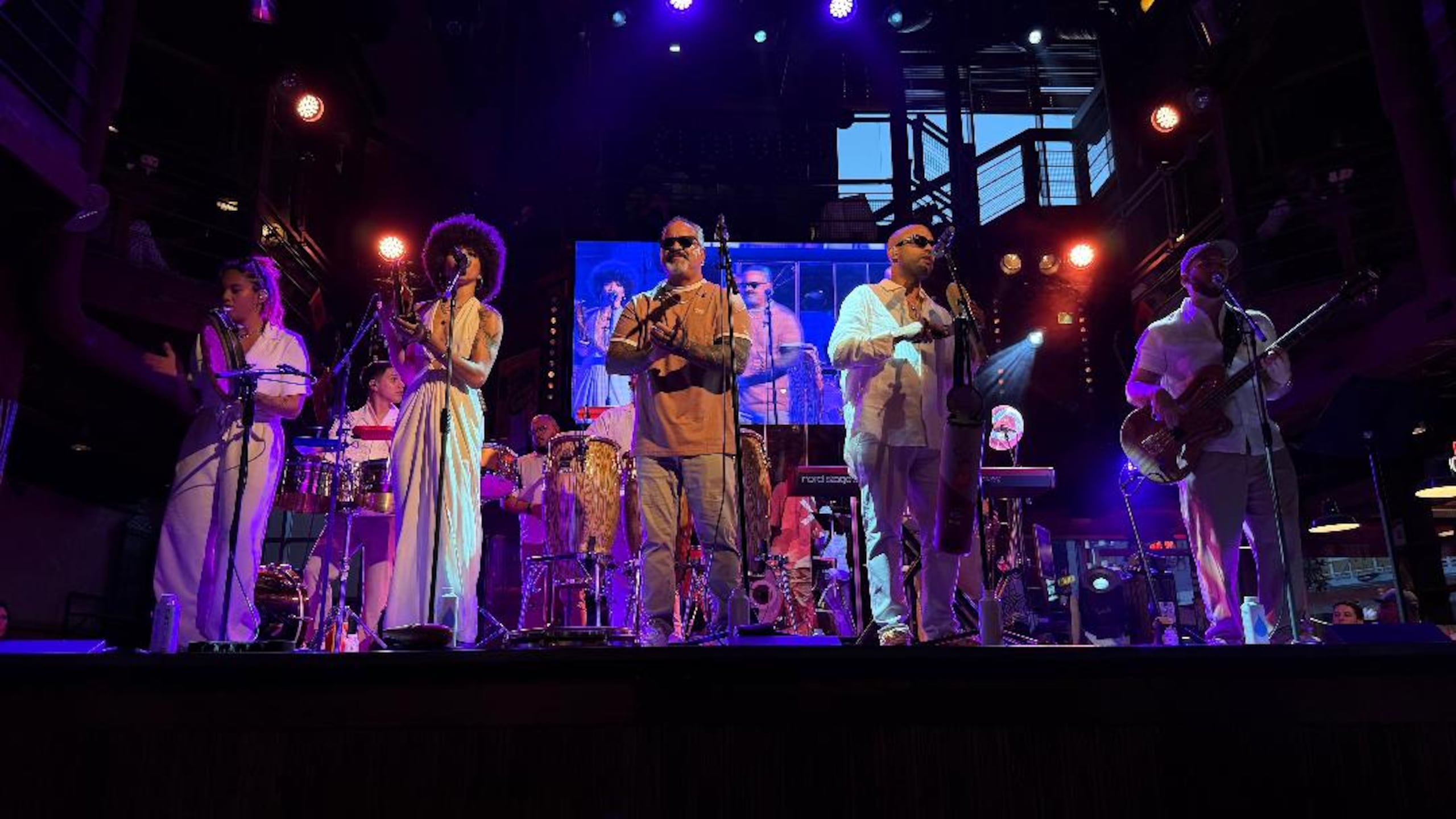 La agrupación de plena aprovechó el momento de mayor visibilidad de la cultura puertorriqueña para llevar su música a la región europea.