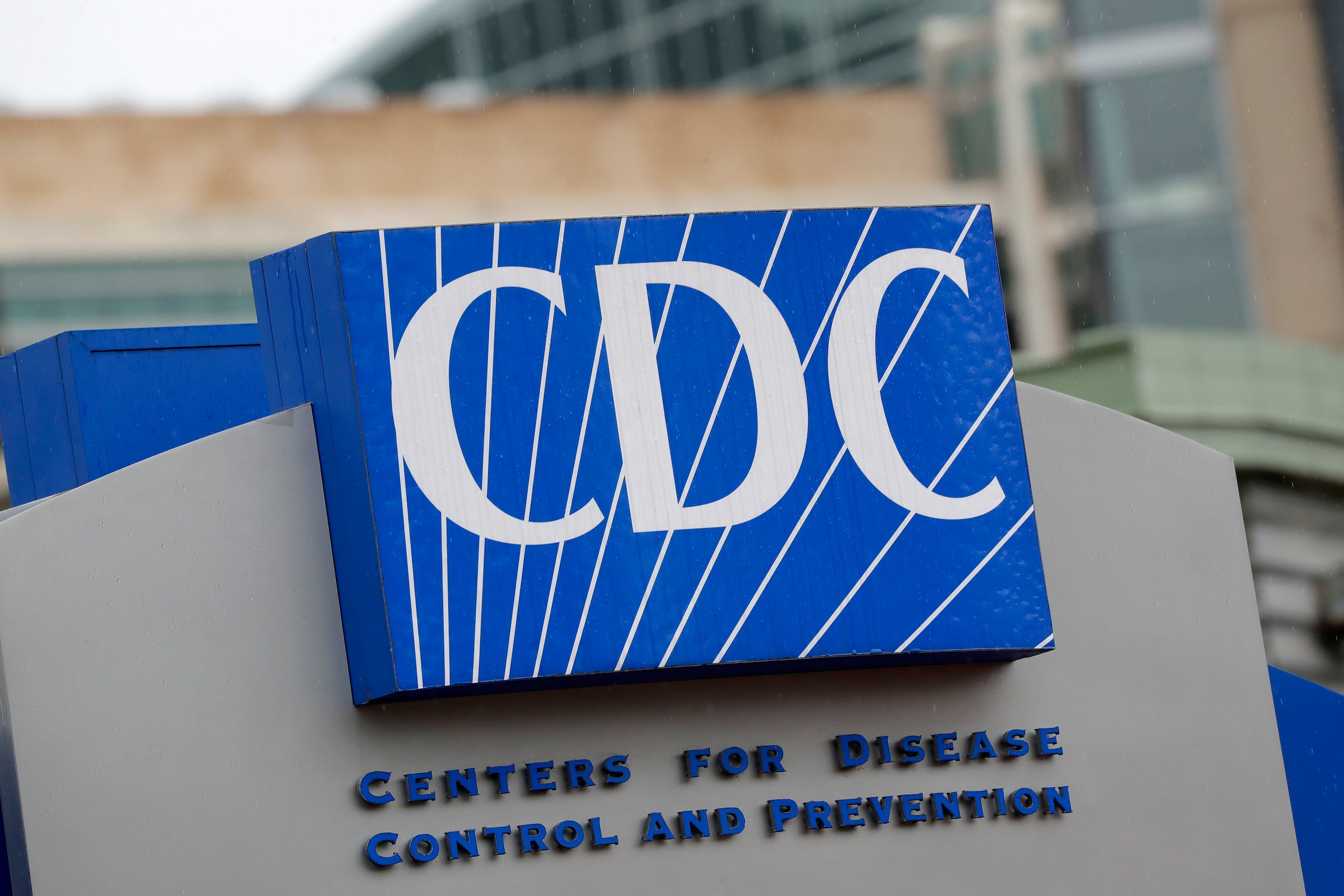 Los CDC, con sede en Atlanta, tienen la responsabilidad de proteger a los estadounidenses de brotes y otras amenazas a la salud pública. Antes de los recortes de empleo, la agencia contaba con aproximadamente 13,000 empleados.