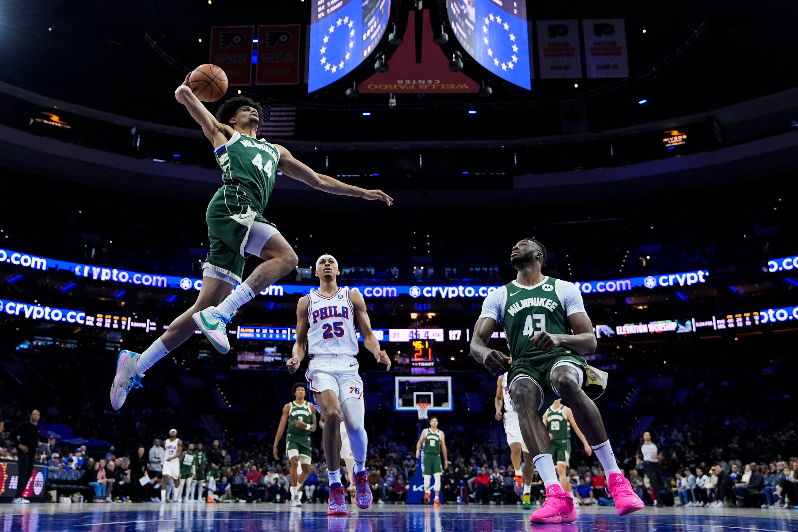 Andre Jackson Jr. (44) se eleva para anotar por los Bucks de Milwaukee ante los 76ers de Filadelfia, el domingo 25 de febrero de 2024. (AP Foto/Matt Rourke)