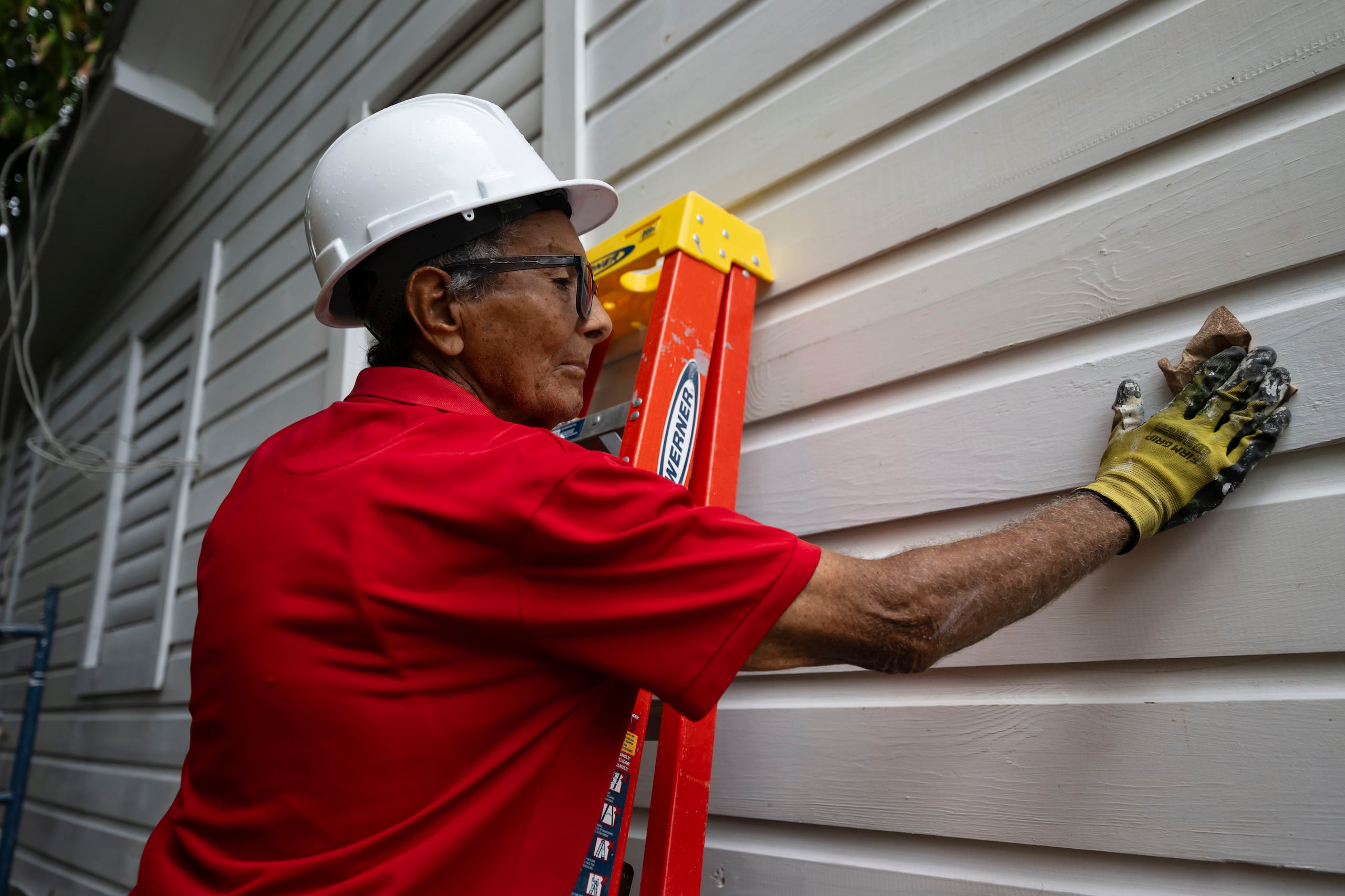 Norberto Anaya Valdespino es uno de los contratistas del proyecto. Tiene 74 años de edad y trabajó en la Central de Aguirre en su juventud.