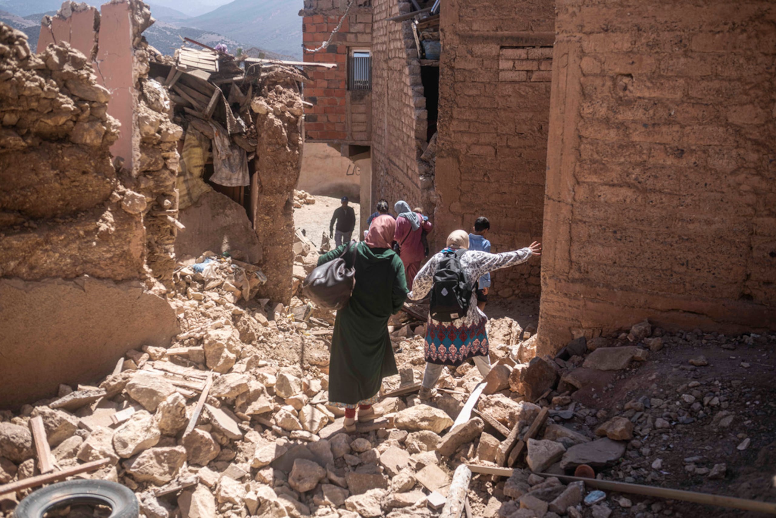 Residentes huyen de sus hogares luego de un sismo en la aldea Moulay Brahim, cerca del epicentro del terremoto, en las afueras de Marrakech, Marruecos.