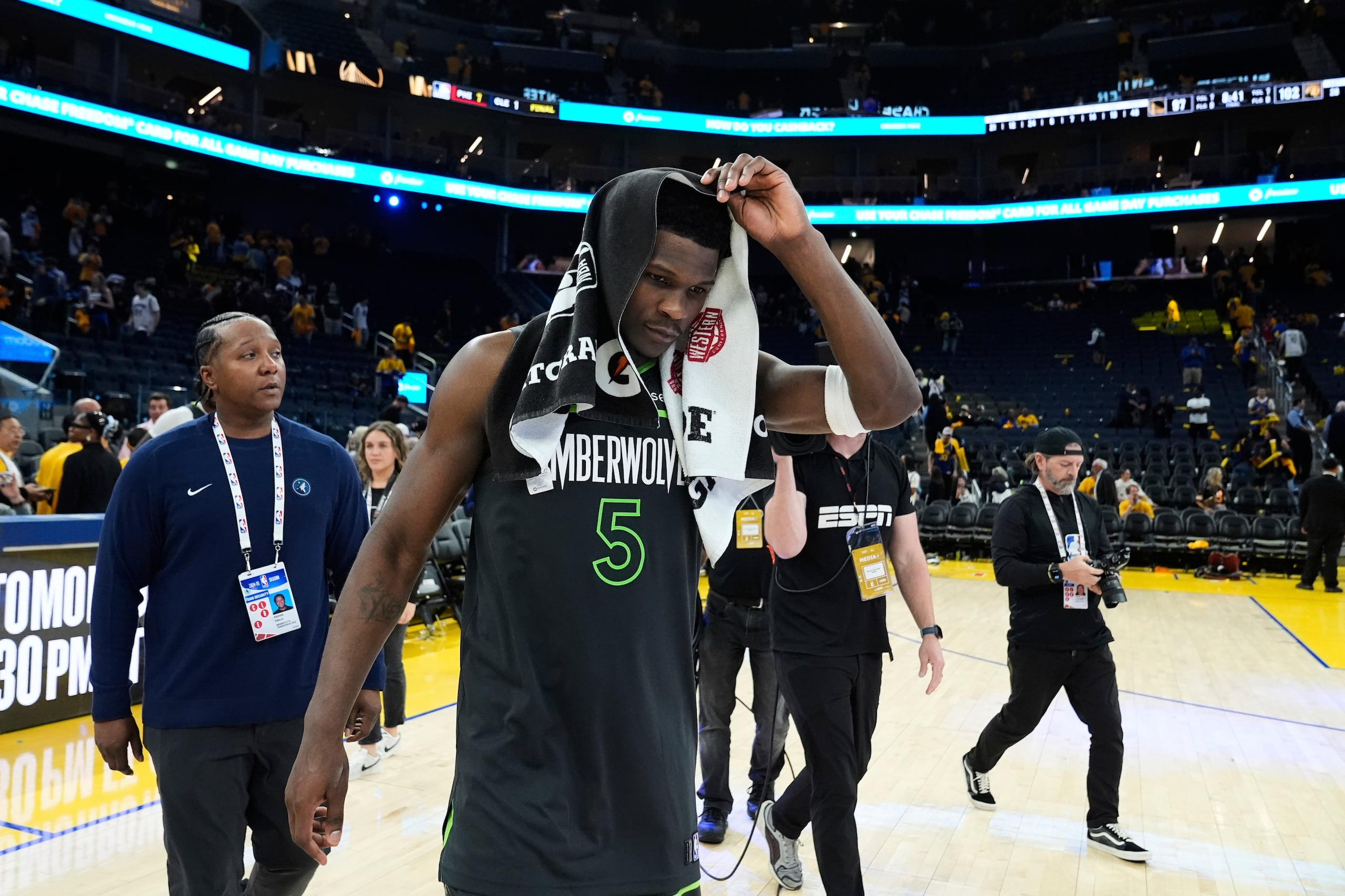 Anthony Edwards, de los Timberwolves de Minnesota, abandona la cancha después de la victoria sobre los Warriors de Golden State, en el tercer partido de la semifinal de la Conferencia Oeste.