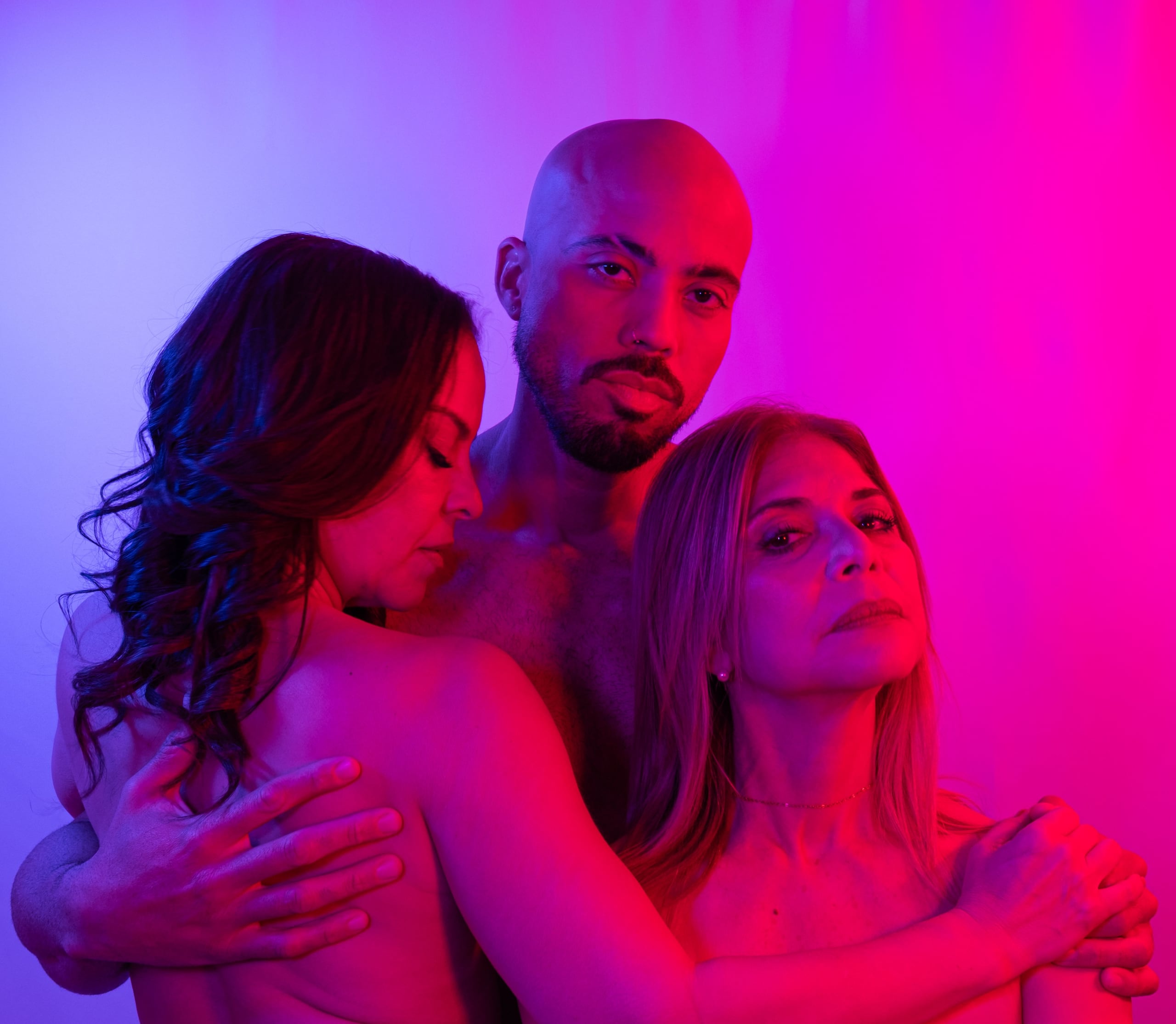 La obra explora la soledad, la identidad y las complejidades del amor dentro de la comunidad LGBTIQ+ en Puerto Rico.