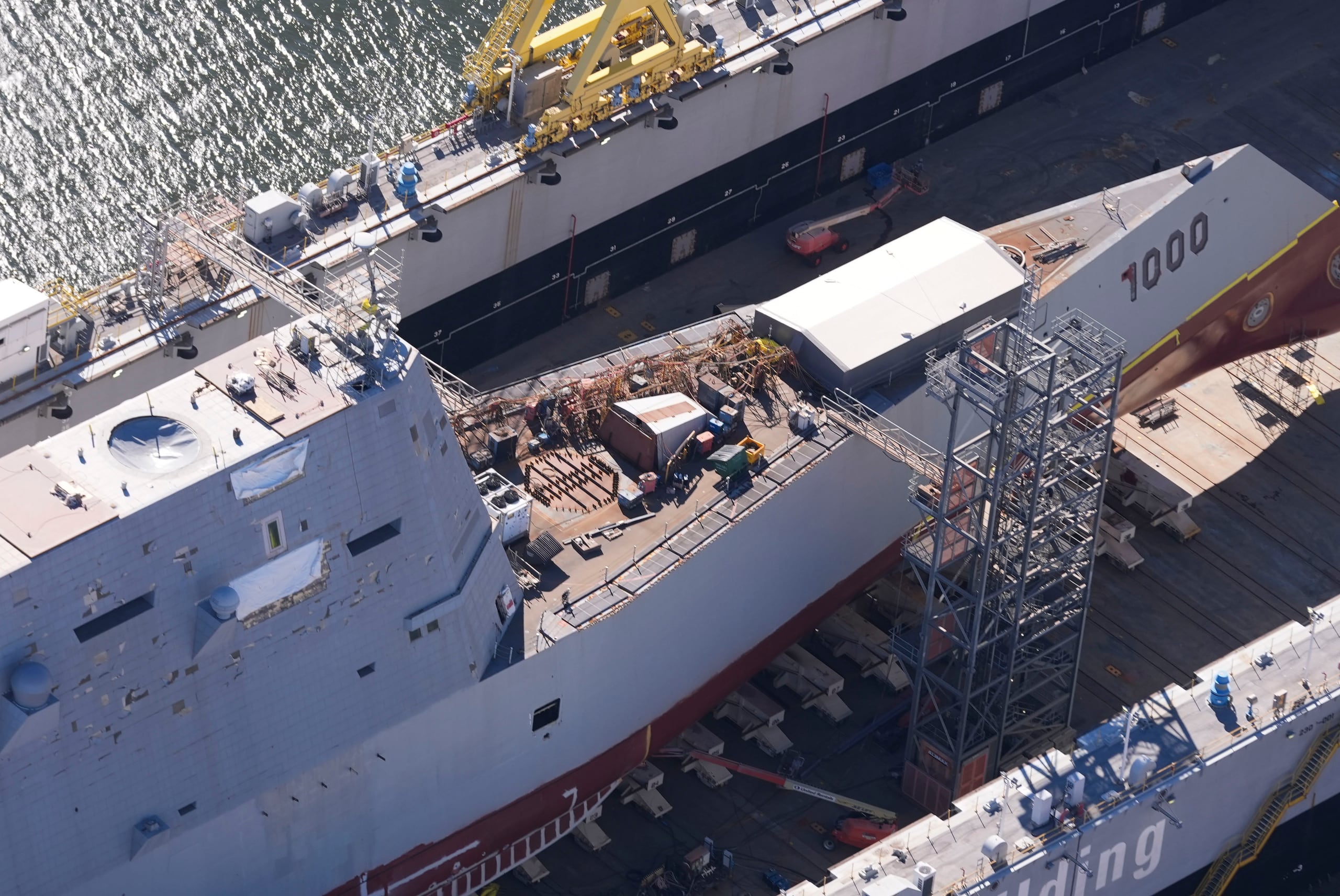 El buque USS Zumwalt en el astillero Huntington Ingalls de Pascagoula, Mississippi, el jueves 21 de noviembre de 2024. (AP Foto/Gerald Herbert)