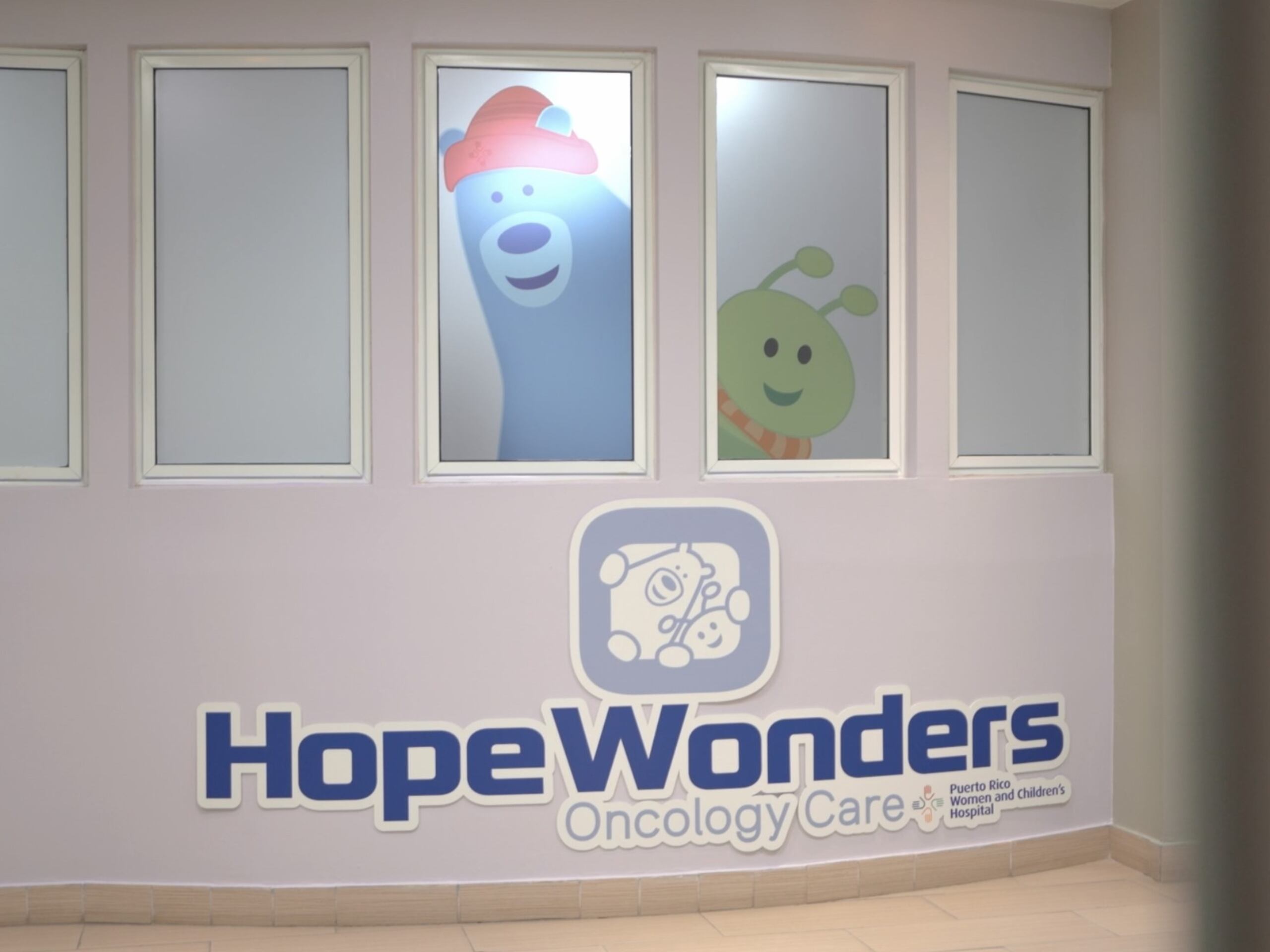 La imagen de Hope Wonders Oncology Care es representada por Onky y Peri, que representan el apoyo incondicional en la diversión y en la enfermedad, como el que todo paciente de cáncer necesita durante su tratamiento.